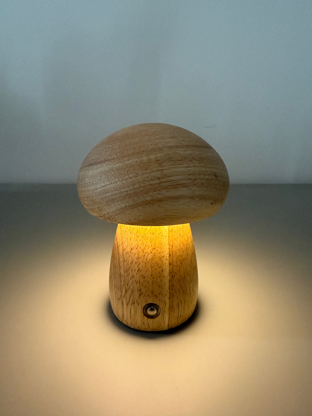 Akku-Tischlampe Wooden Mushroom – Echtholz mit warmem LED-Licht