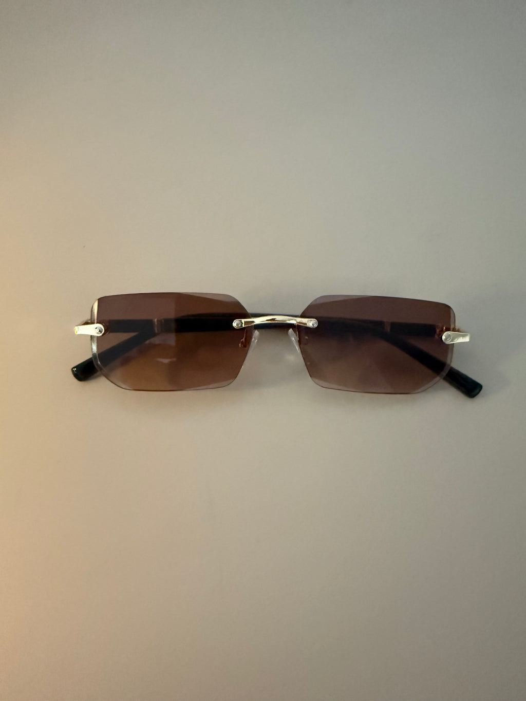 Deko-Sonnenbrille Retro Shade – Dunkelbraune Gläser, zeitloser Look