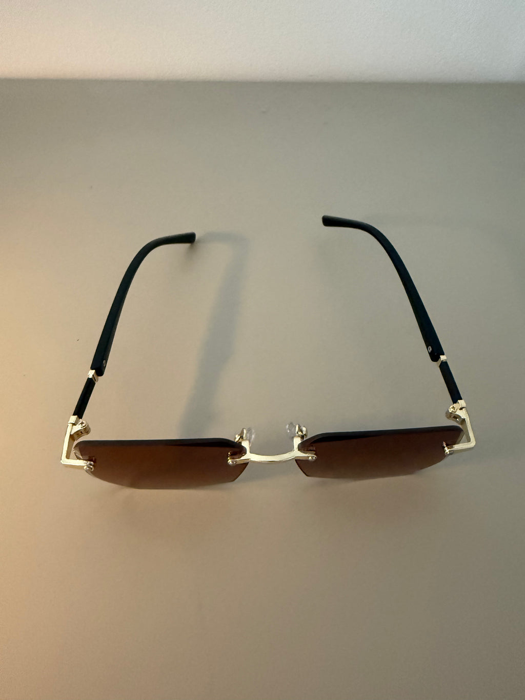 Deko-Sonnenbrille Retro Shade – Dunkelbraune Gläser, zeitloser Look