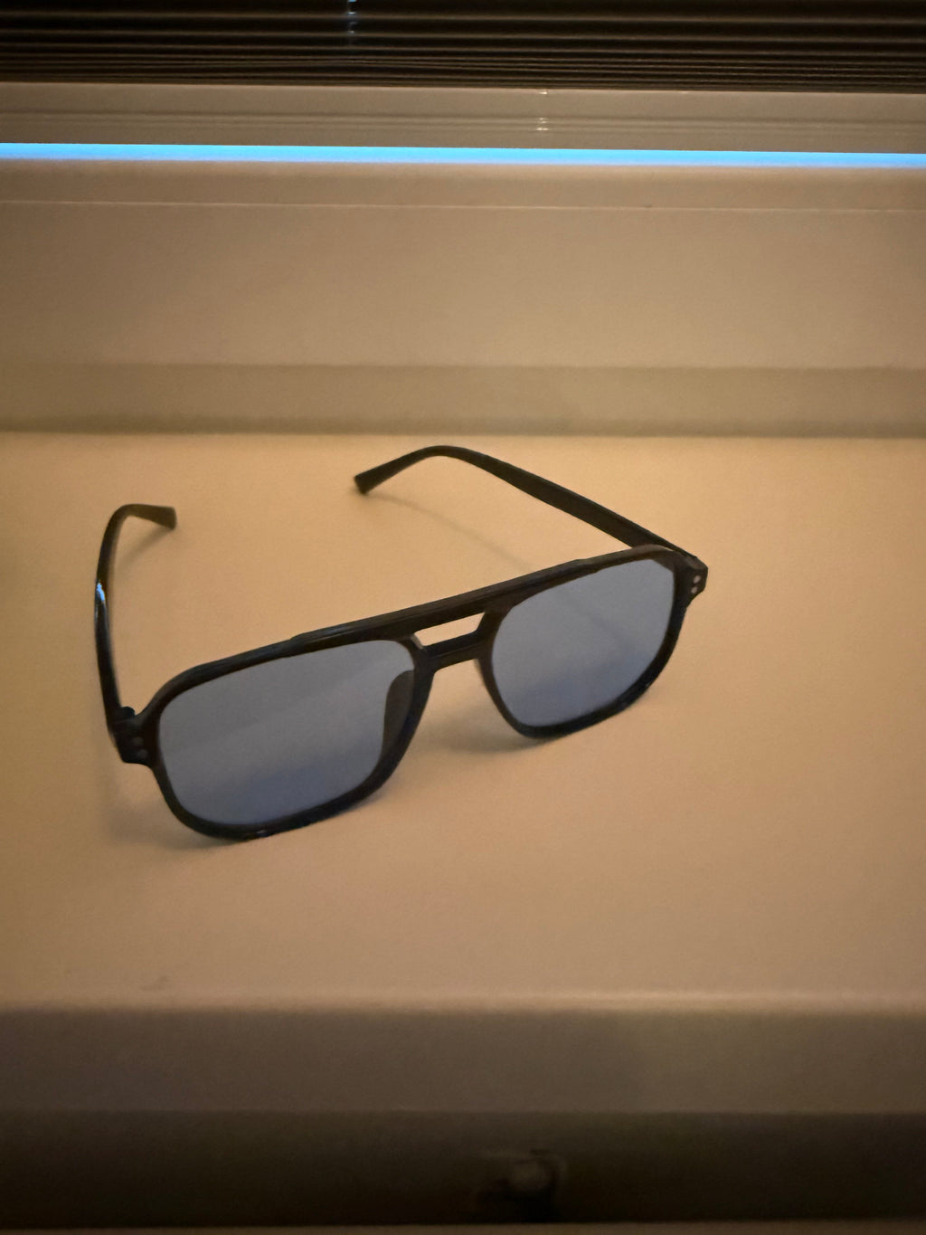 😎 Blaue Fashion-Sonnenbrille – Moderner Look mit transparentem Rahmen