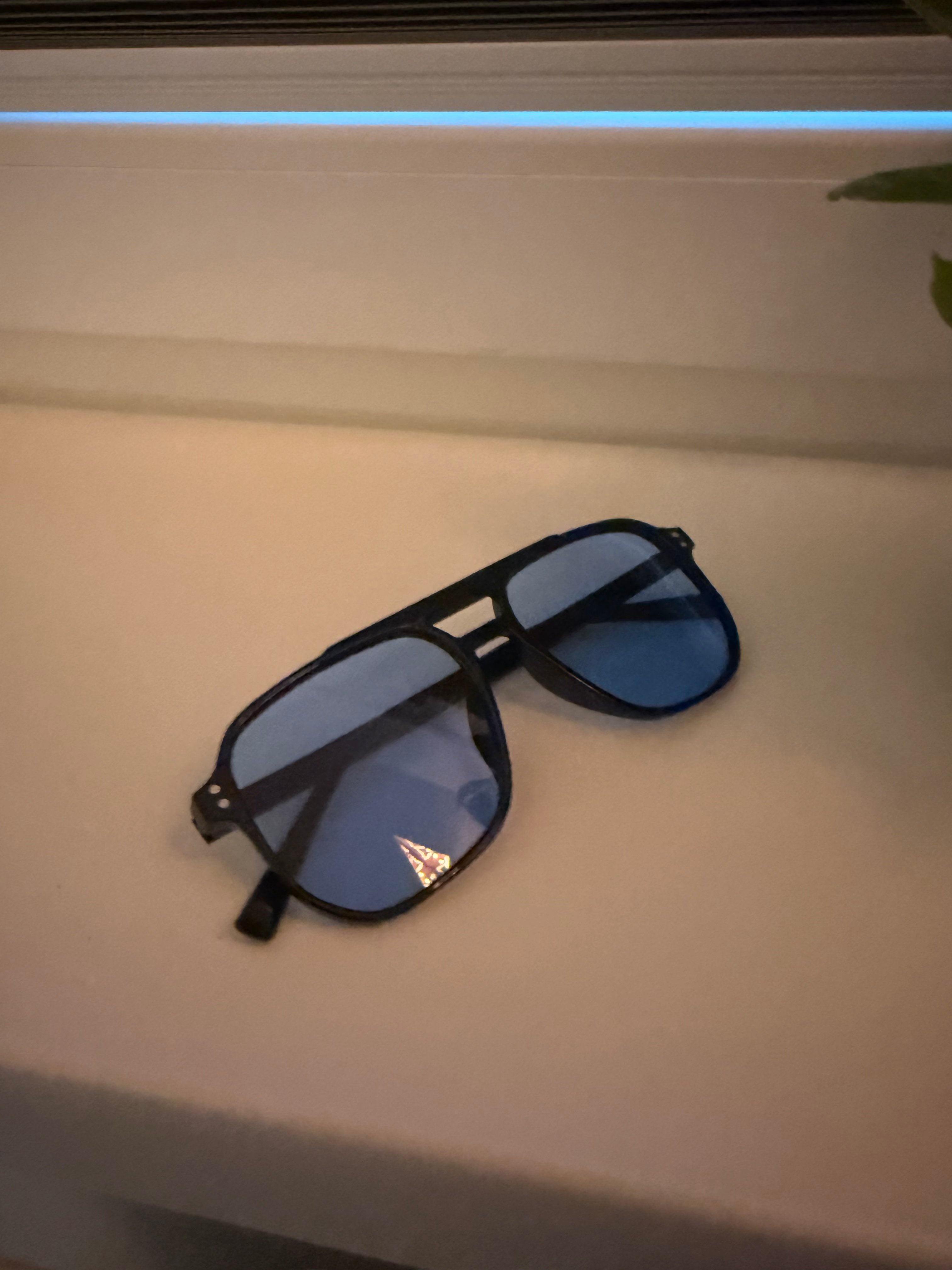 😎 Blaue Fashion-Sonnenbrille – Moderner Look mit transparentem Rahmen