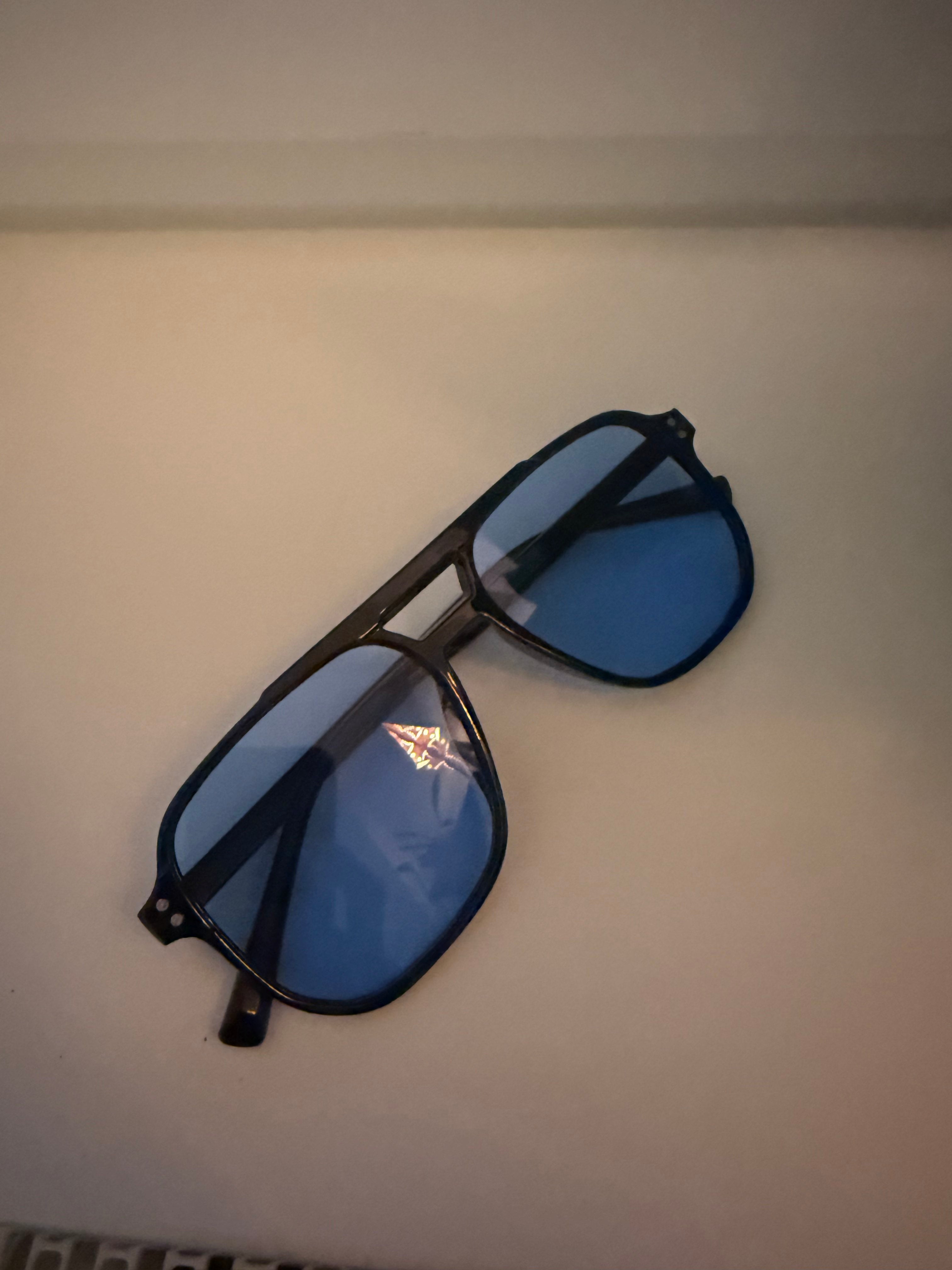 😎 Blaue Fashion-Sonnenbrille – Moderner Look mit transparentem Rahmen