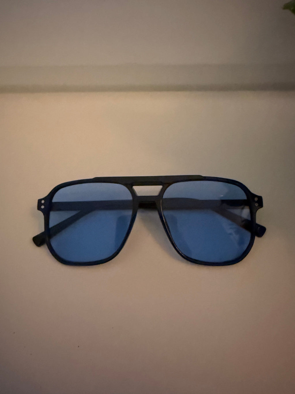 😎 Blaue Fashion-Sonnenbrille – Moderner Look mit transparentem Rahmen