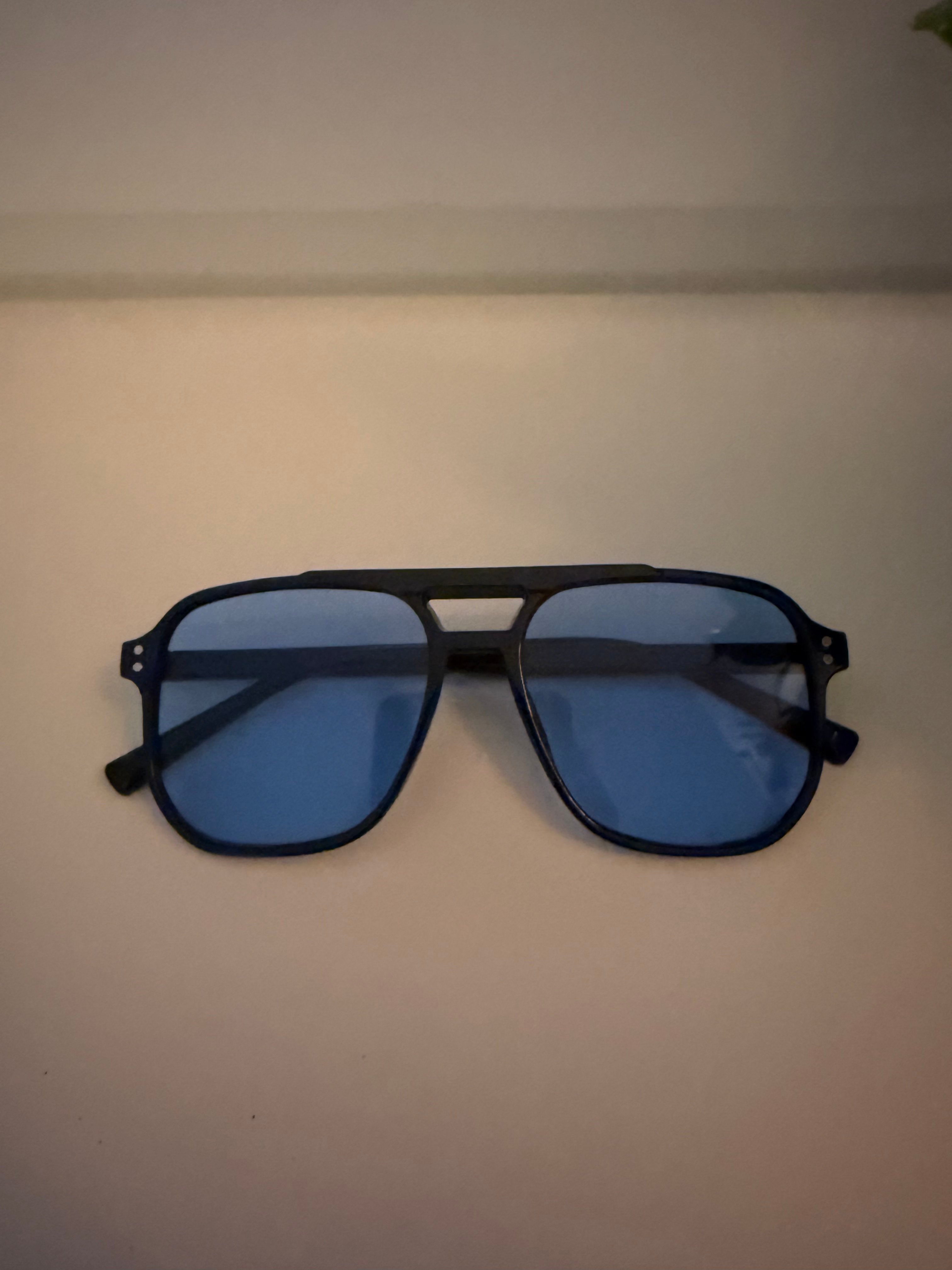 😎 Blaue Fashion-Sonnenbrille – Moderner Look mit transparentem Rahmen