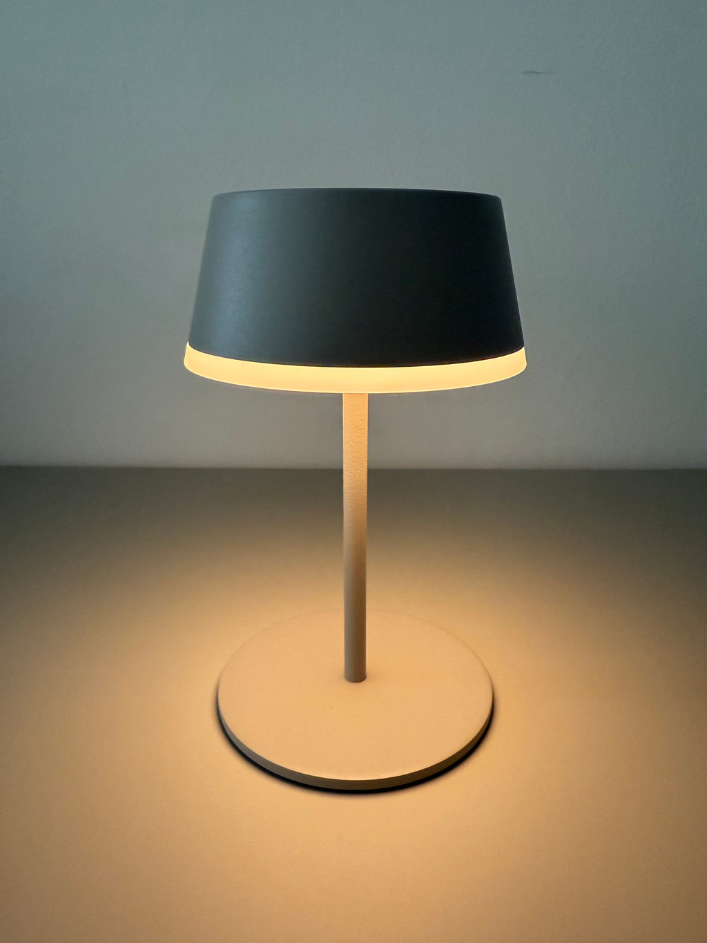 Noor Sand – Minimalistische Akku-Tischlampe in Sandfarbe | Modernes Design & warmes Licht