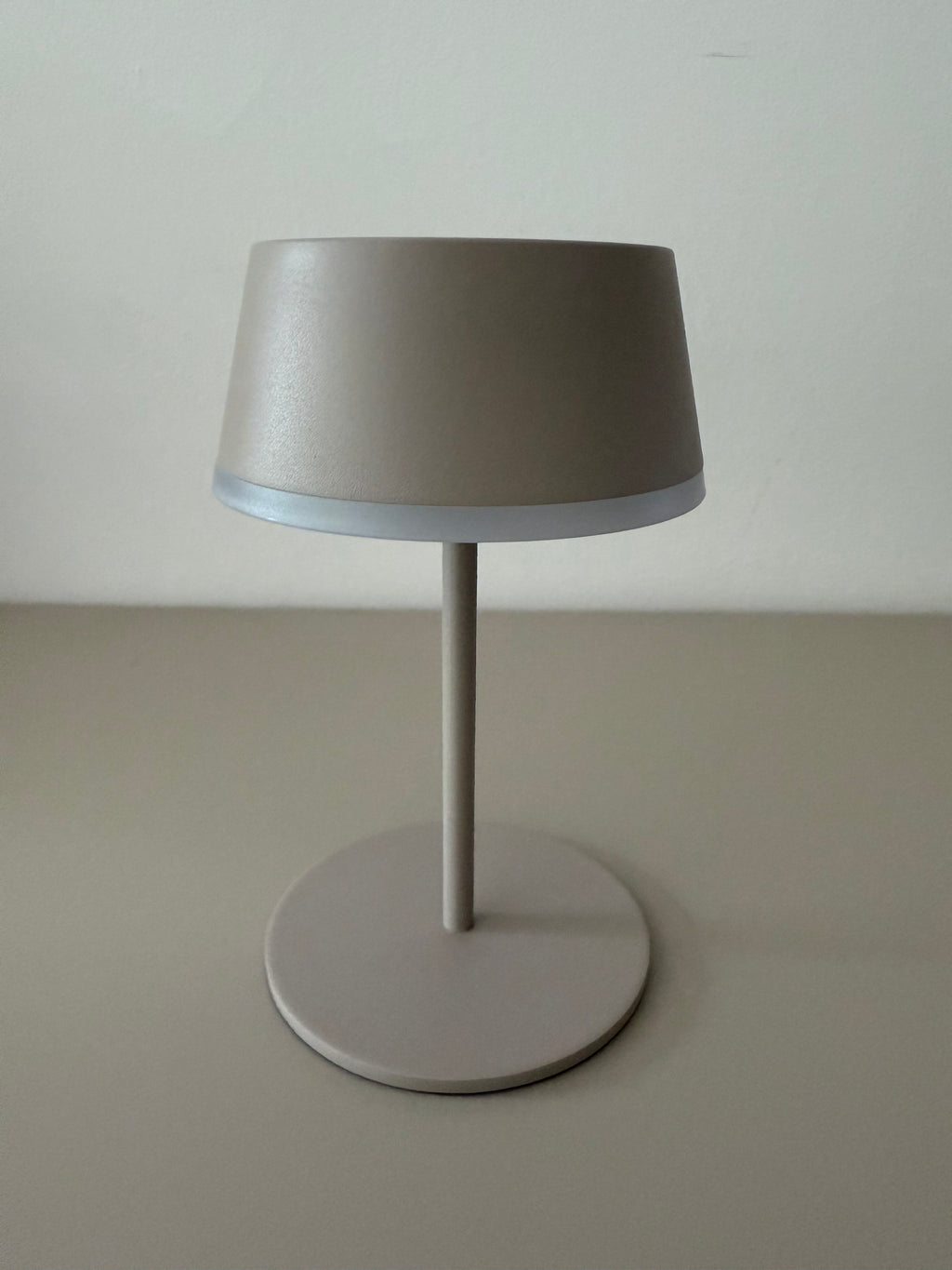 Noor Sand – Minimalistische Akku-Tischlampe in Sandfarbe | Modernes Design & warmes Licht
