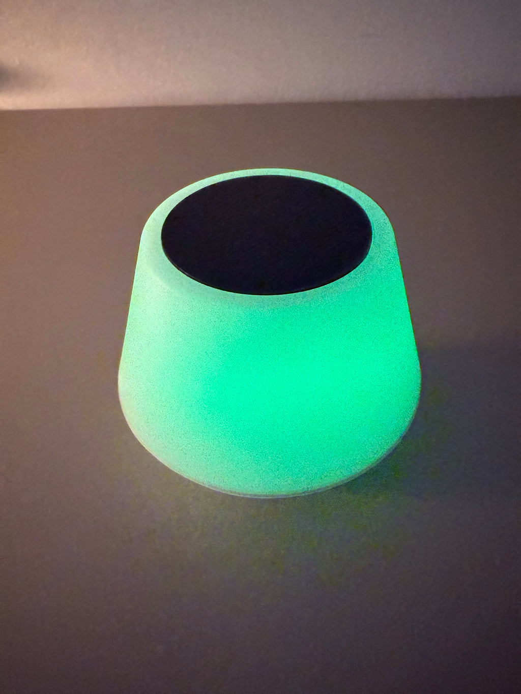 Solara Mini – Weiße Solar-Tischlampe mit Akku & Farbwechsel