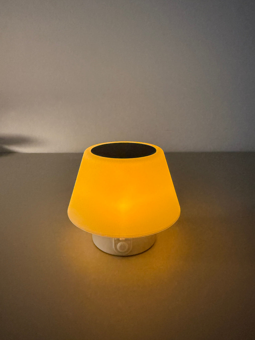 Solara Mini – Weiße Solar-Tischlampe mit Akku & Farbwechsel