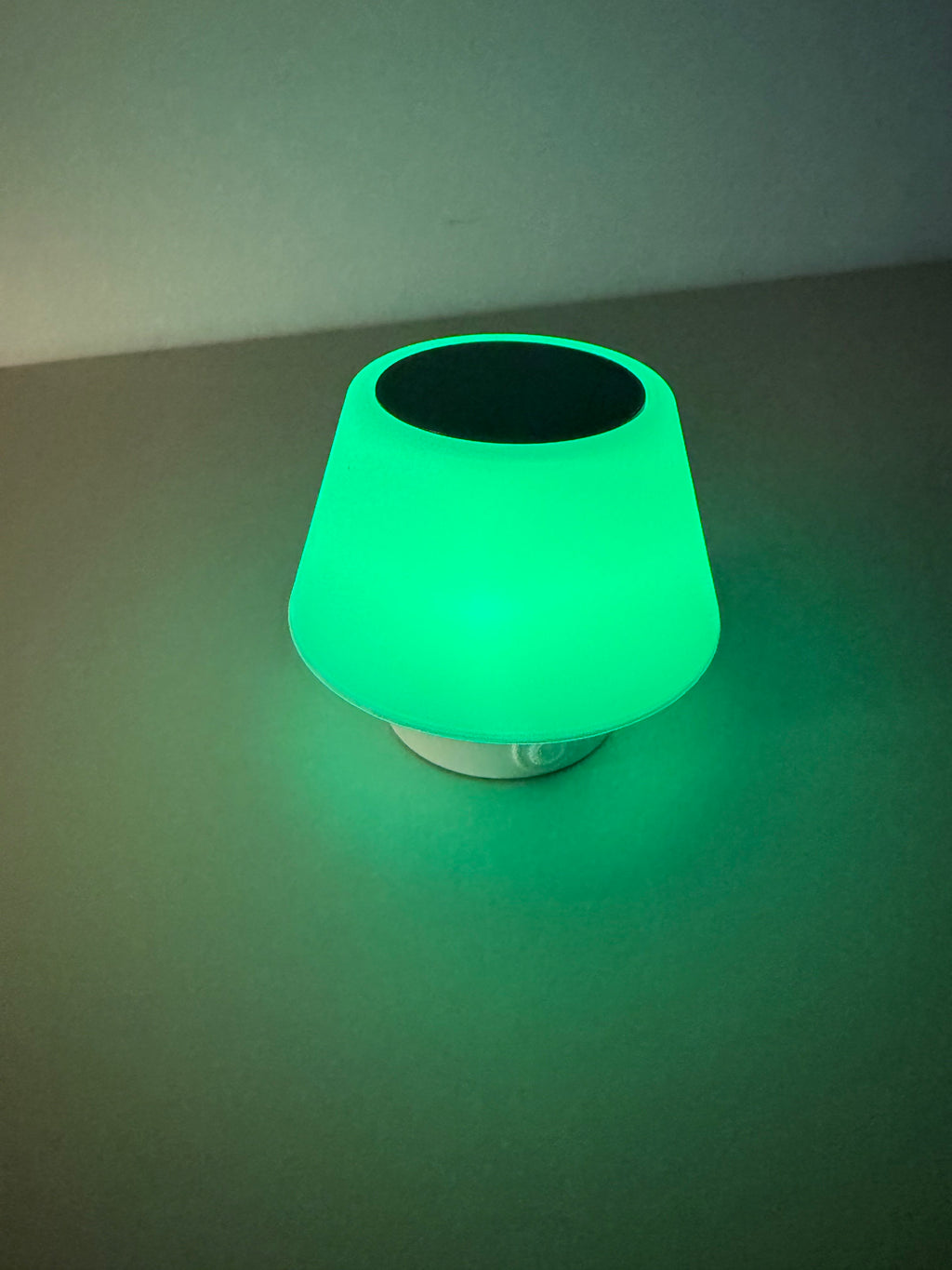 Solara Mini – Weiße Solar-Tischlampe mit Akku & Farbwechsel