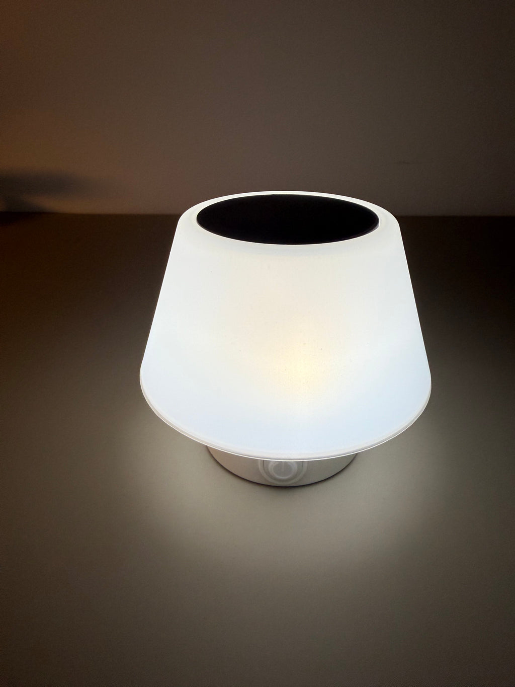 Solara Mini – Weiße Solar-Tischlampe mit Akku & Farbwechsel