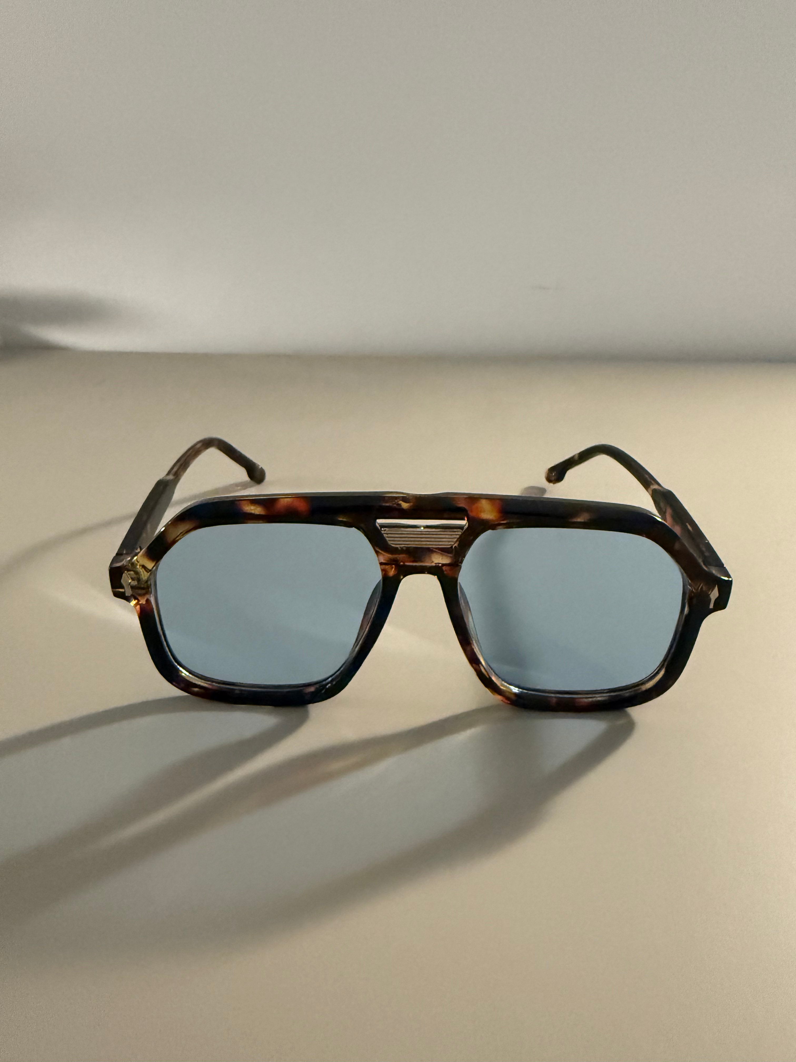 Azure Frame II – Sonnenbrille mit blauen Gläsern & geflecktem Design
