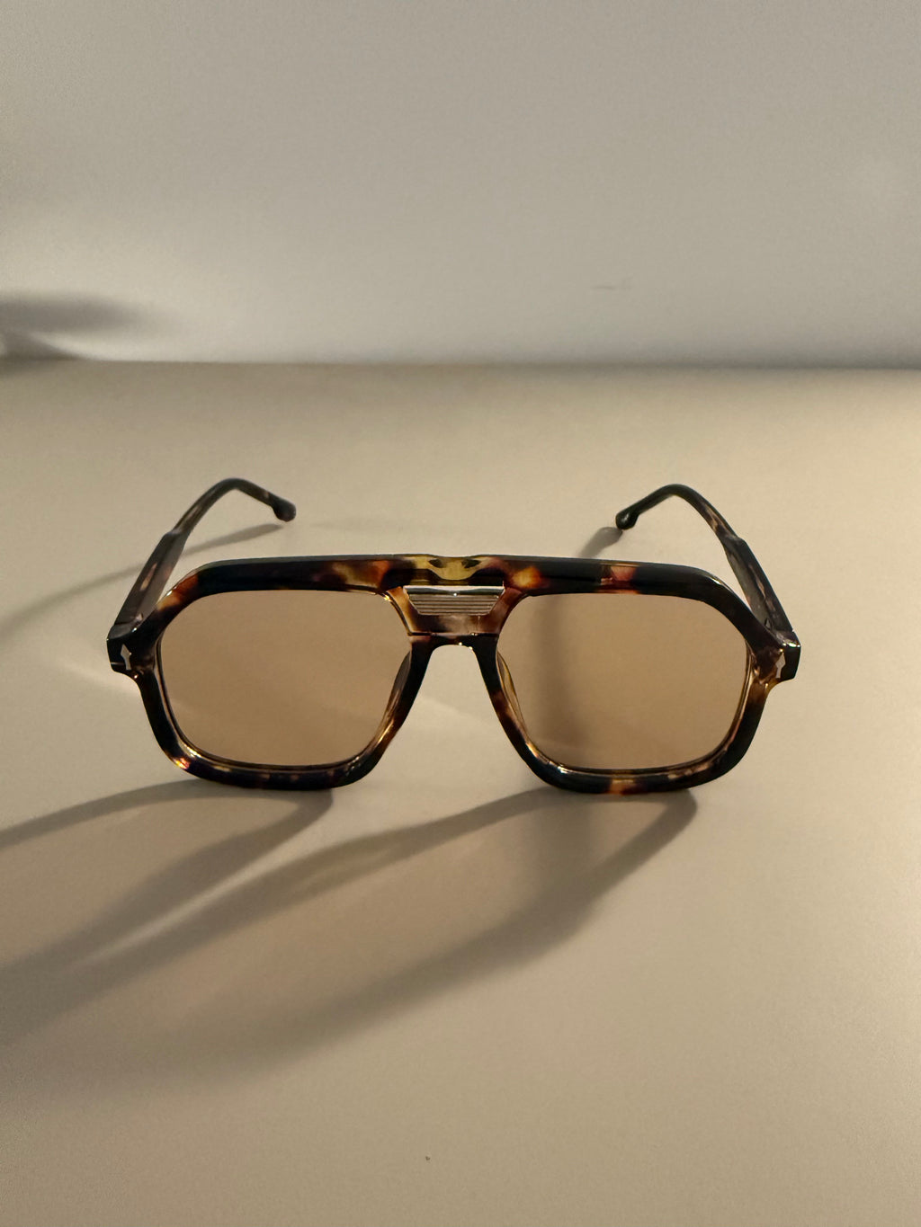 Amber Shade – Sonnenbrille mit braunen Gläsern & Musterbügel