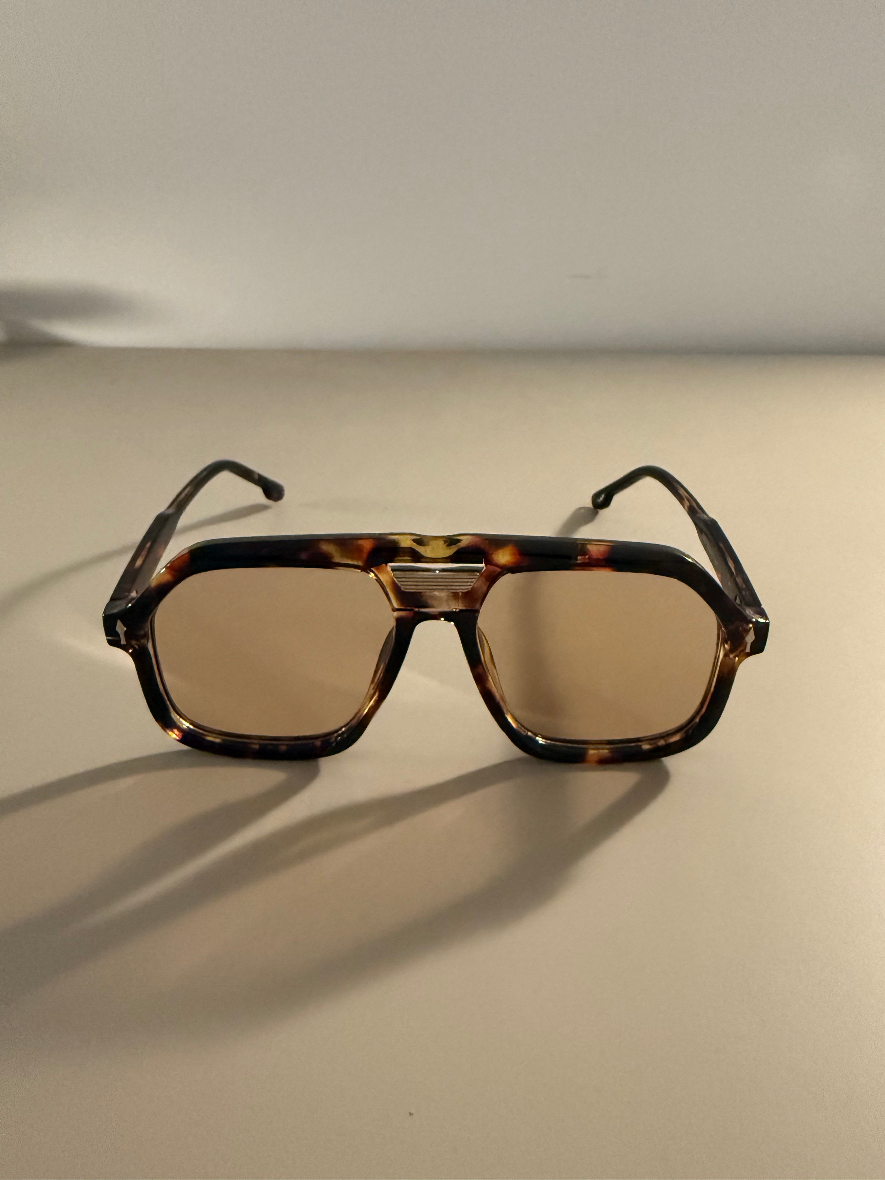 Amber Shade – Sonnenbrille mit braunen Gläsern & Musterbügel