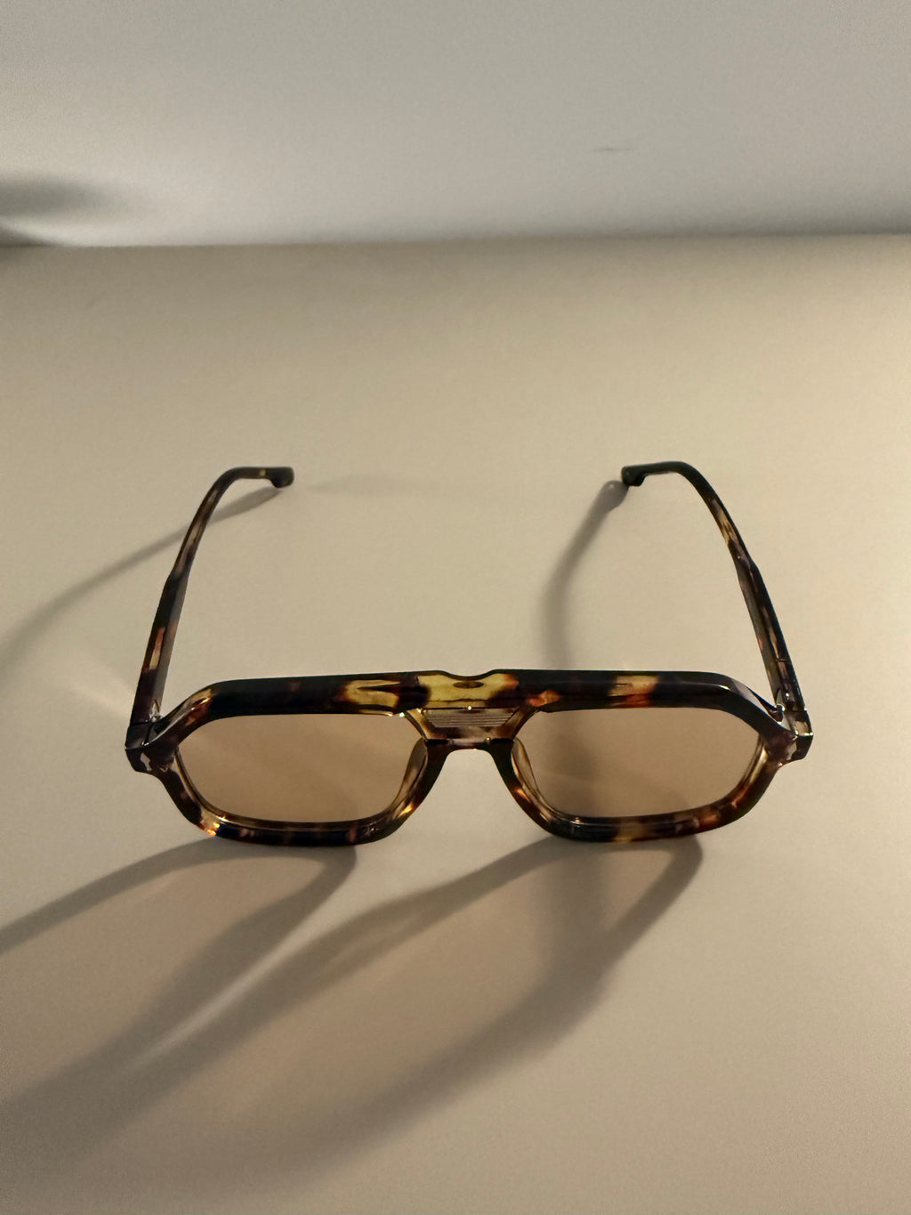 Amber Shade – Sonnenbrille mit braunen Gläsern & Musterbügel