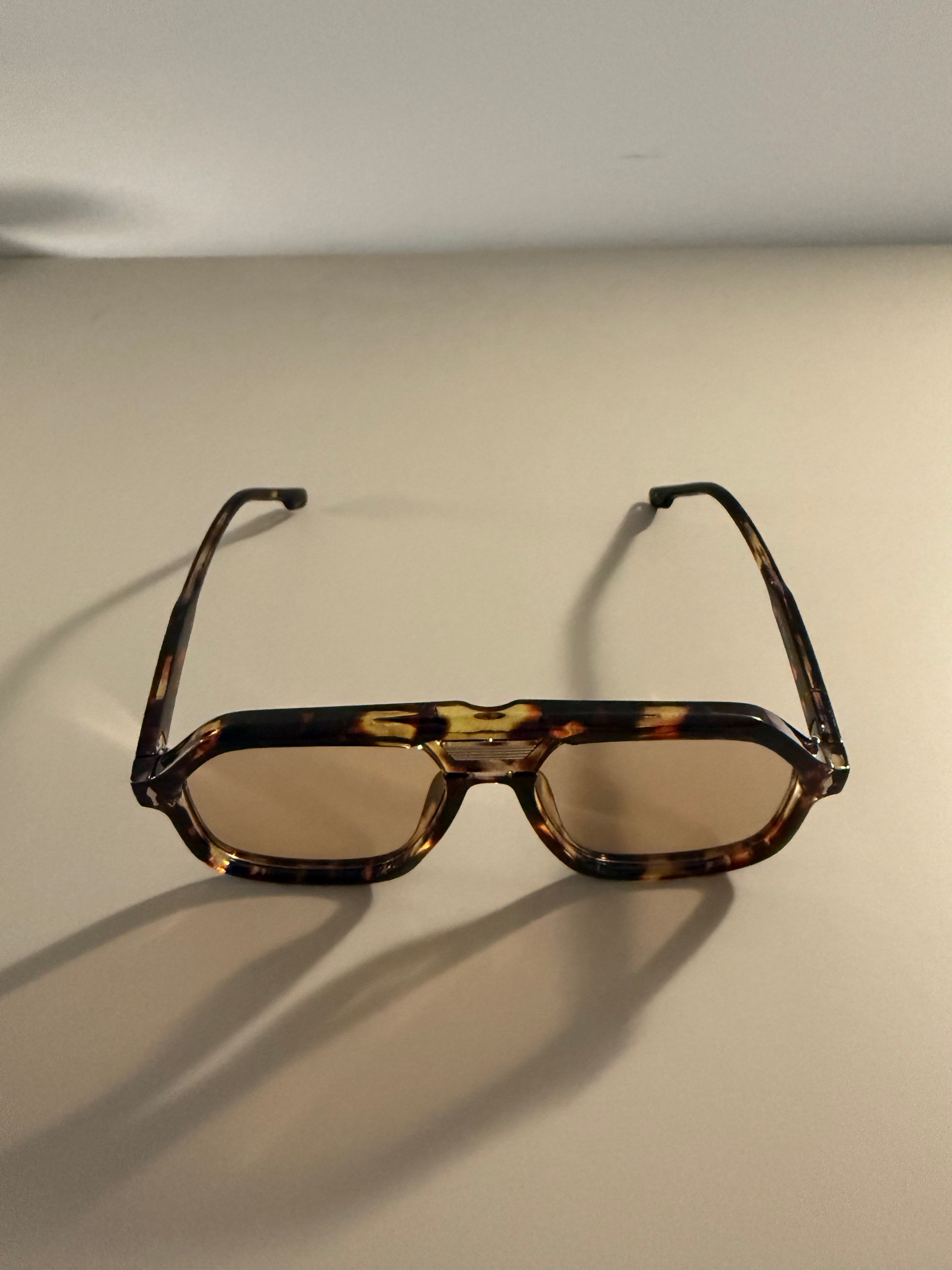 Amber Shade – Sonnenbrille mit braunen Gläsern & Musterbügel