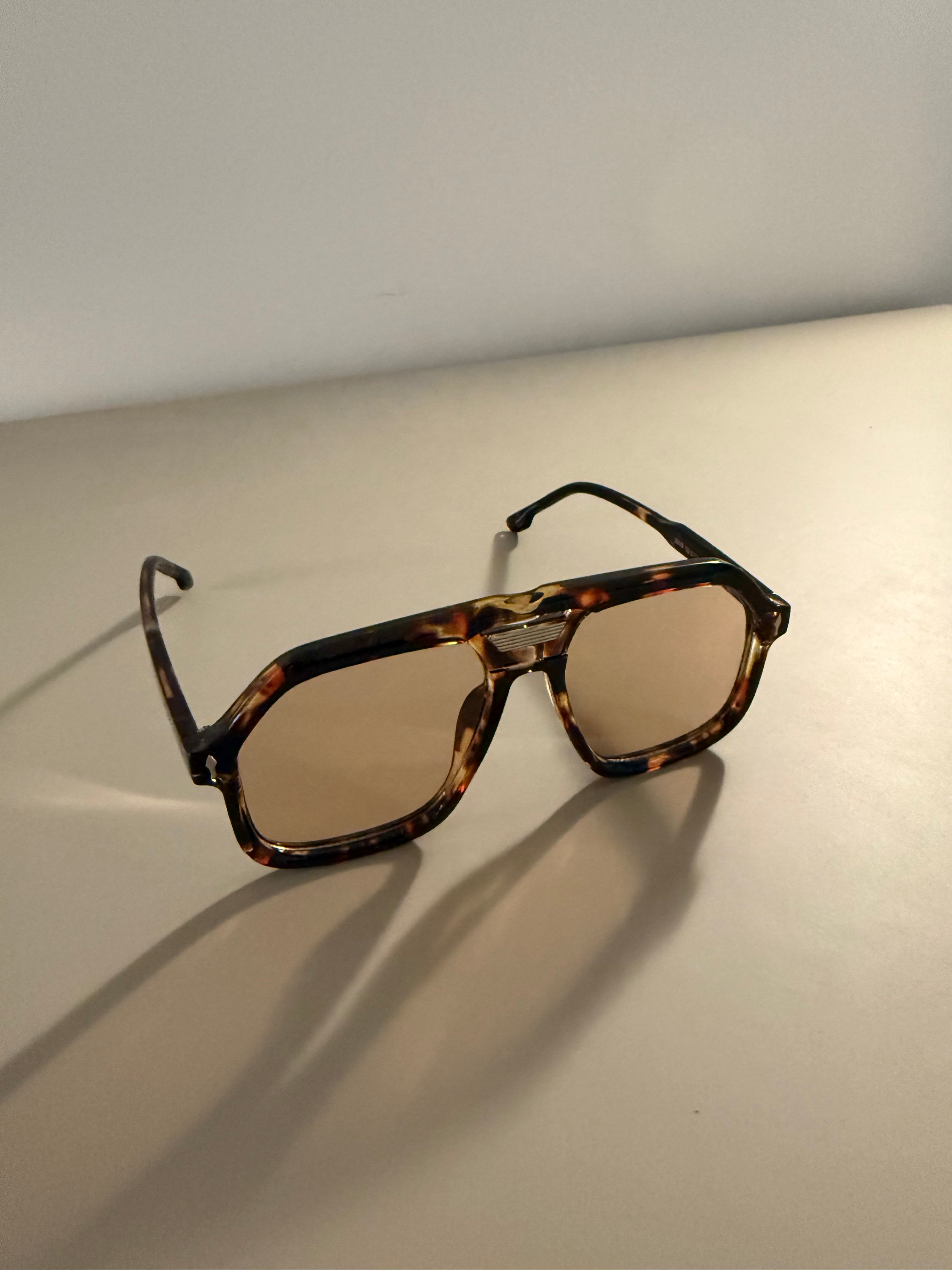 Amber Shade – Sonnenbrille mit braunen Gläsern & Musterbügel
