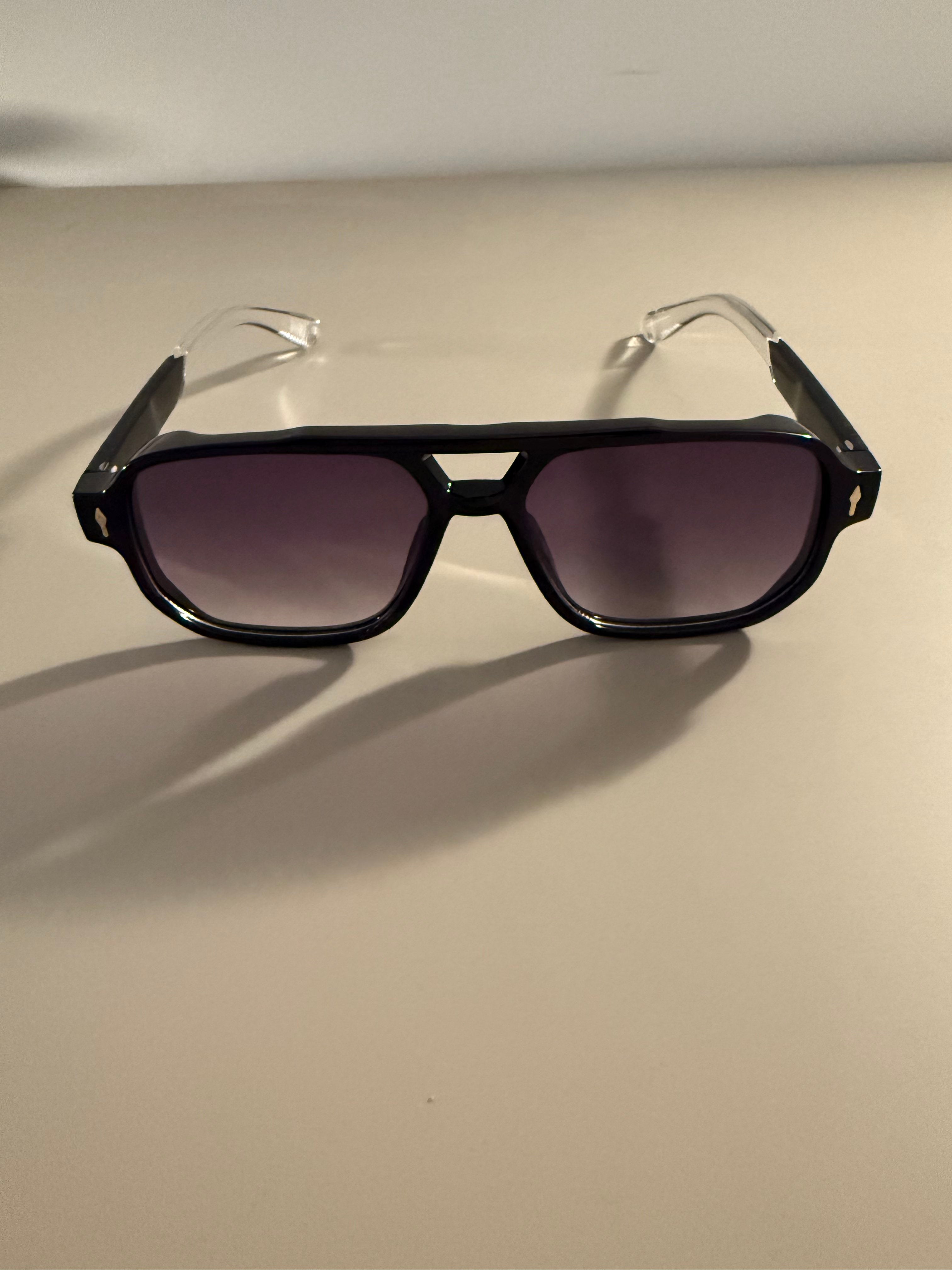 Noir Shade – Klassisch-schwarze Sonnenbrille im minimalistischen Stil