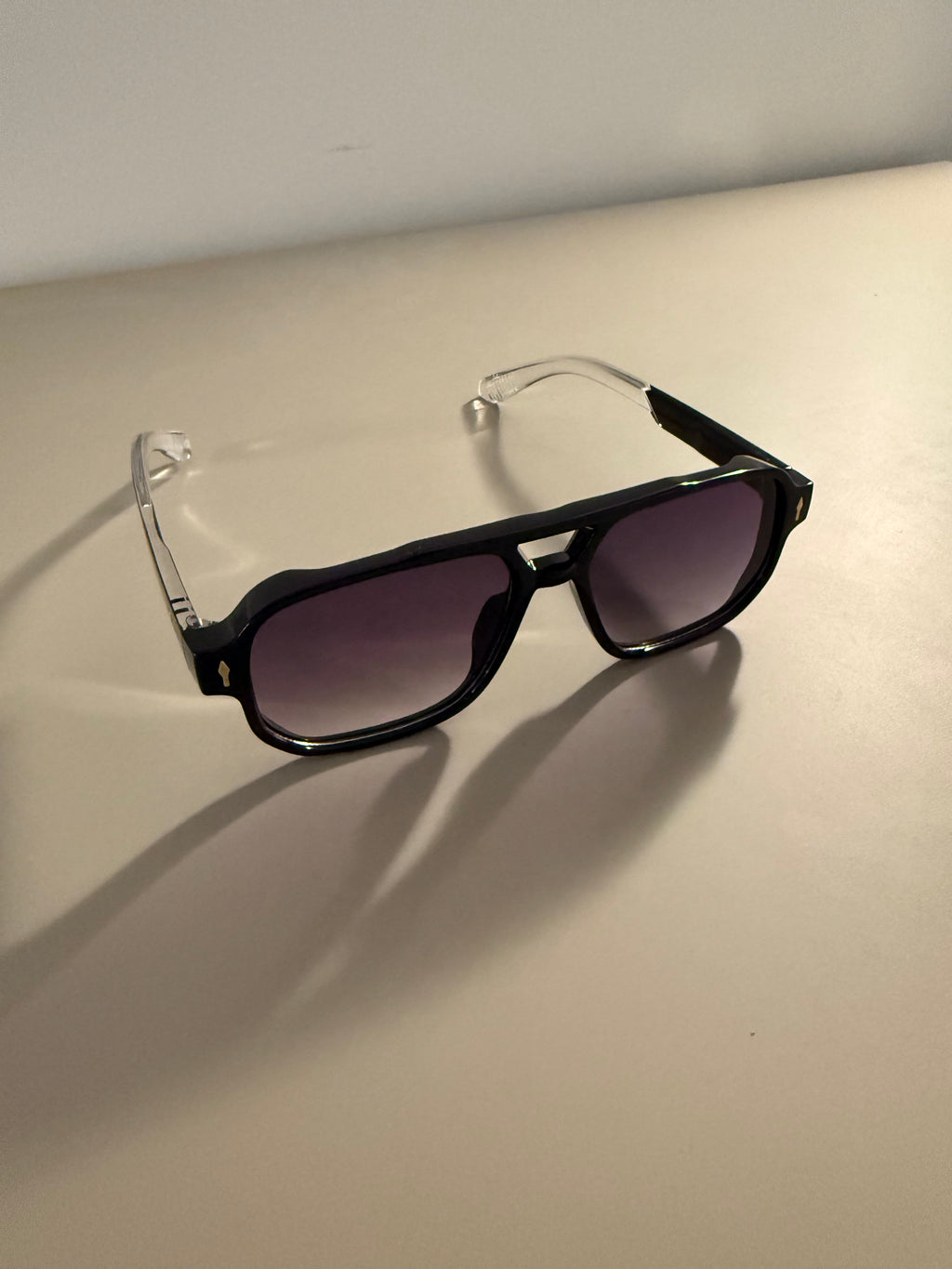 Noir Shade – Klassisch-schwarze Sonnenbrille im minimalistischen Stil
