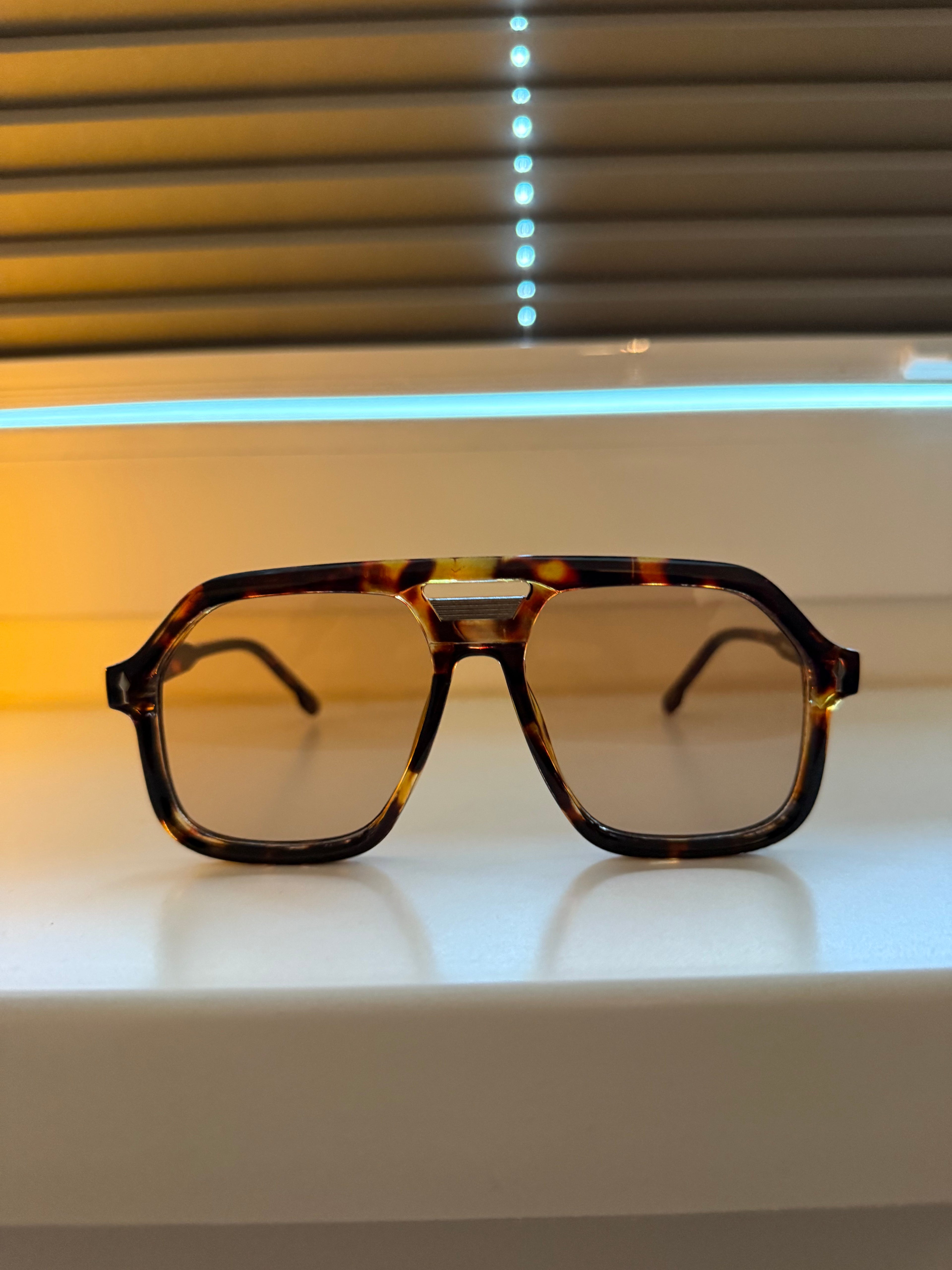 Amber Shade – Sonnenbrille mit braunen Gläsern & Musterbügel