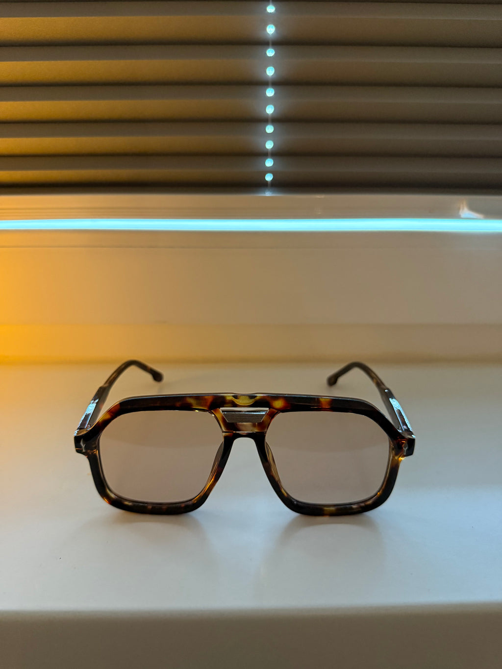 Amber Shade – Sonnenbrille mit braunen Gläsern & Musterbügel