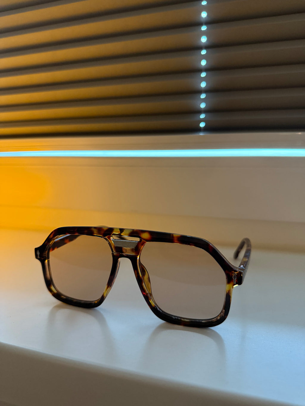 Amber Shade – Sonnenbrille mit braunen Gläsern & Musterbügel