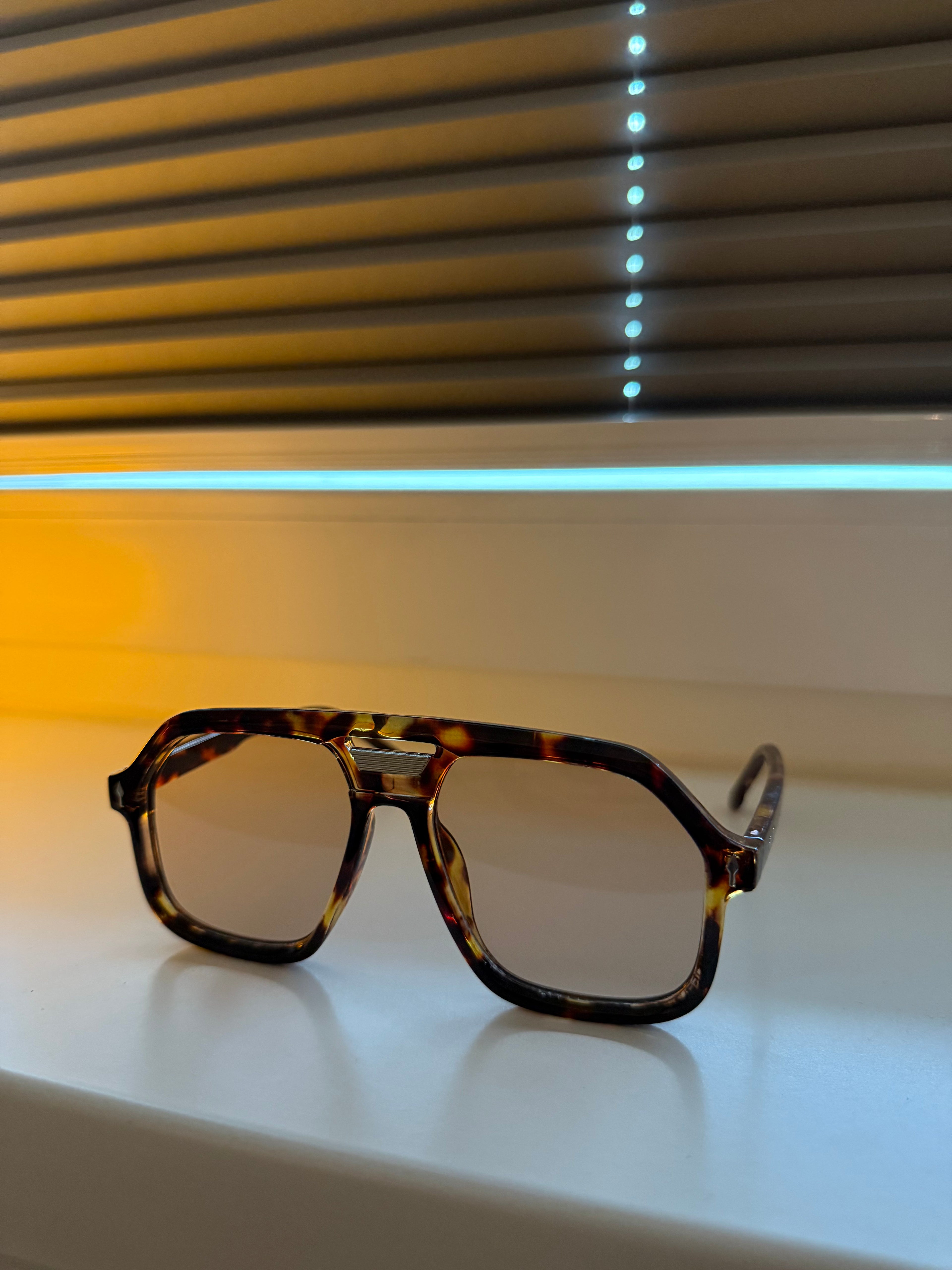 Amber Shade – Sonnenbrille mit braunen Gläsern & Musterbügel