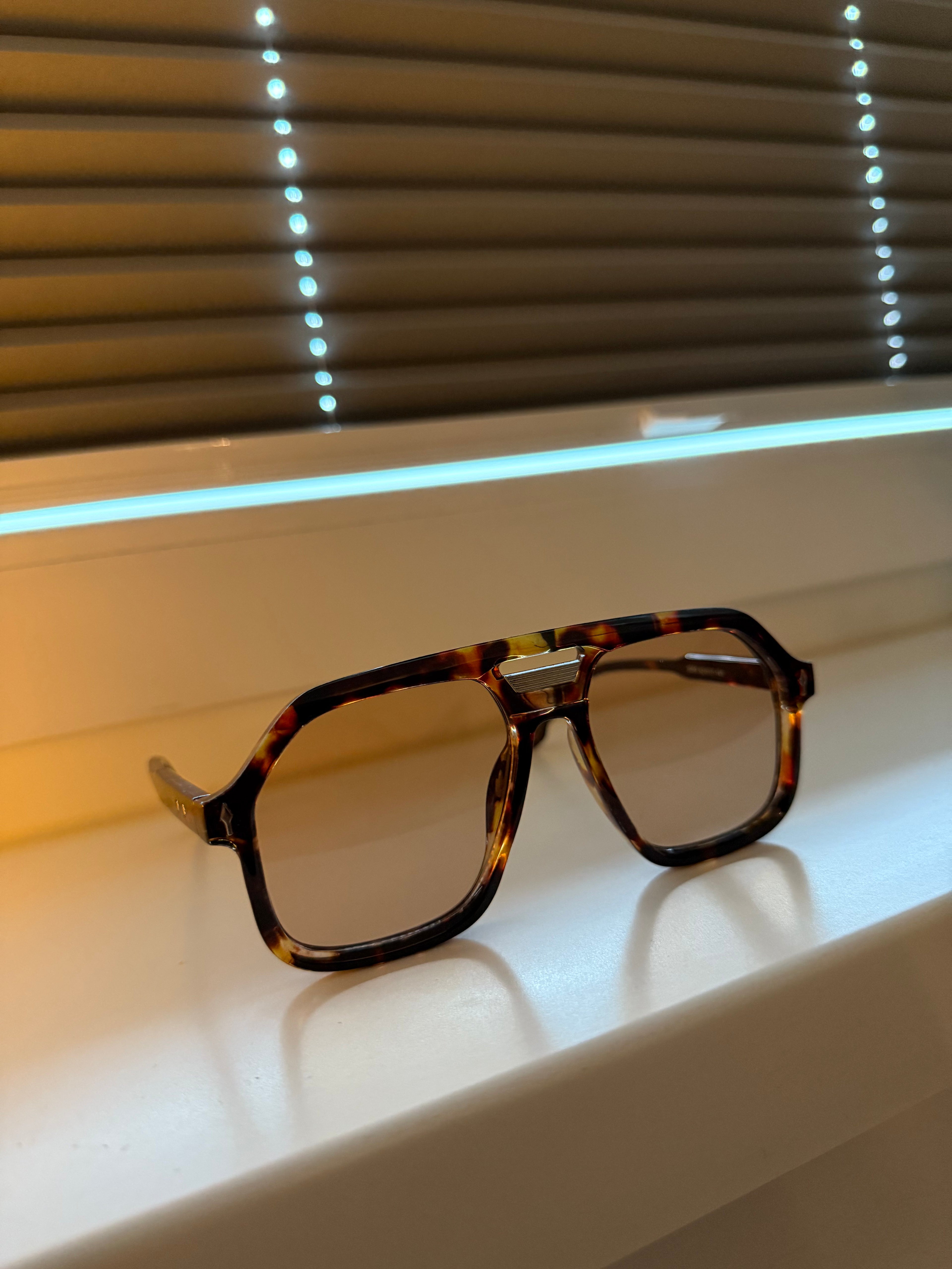 Amber Shade – Sonnenbrille mit braunen Gläsern & Musterbügel