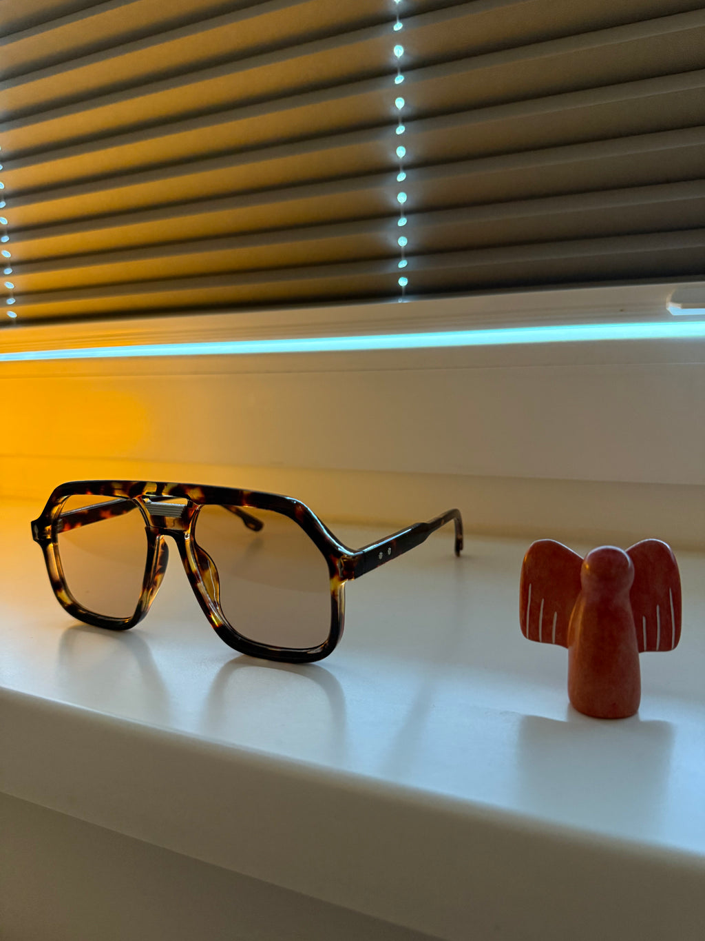 Amber Shade – Sonnenbrille mit braunen Gläsern & Musterbügel