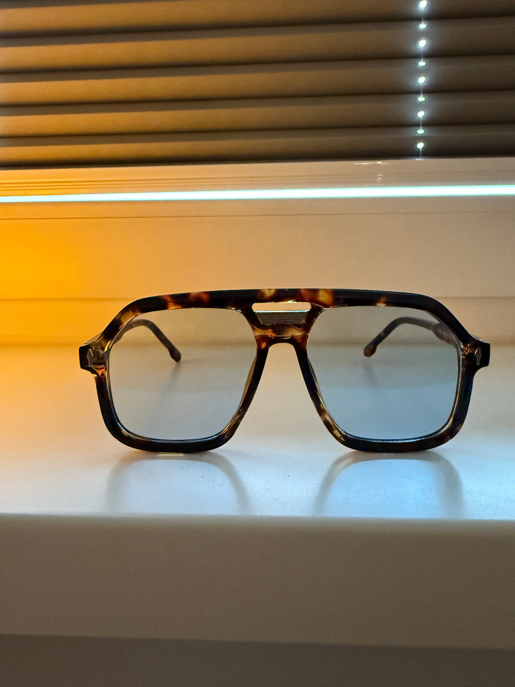 Azure Frame II – Sonnenbrille mit blauen Gläsern & geflecktem Design