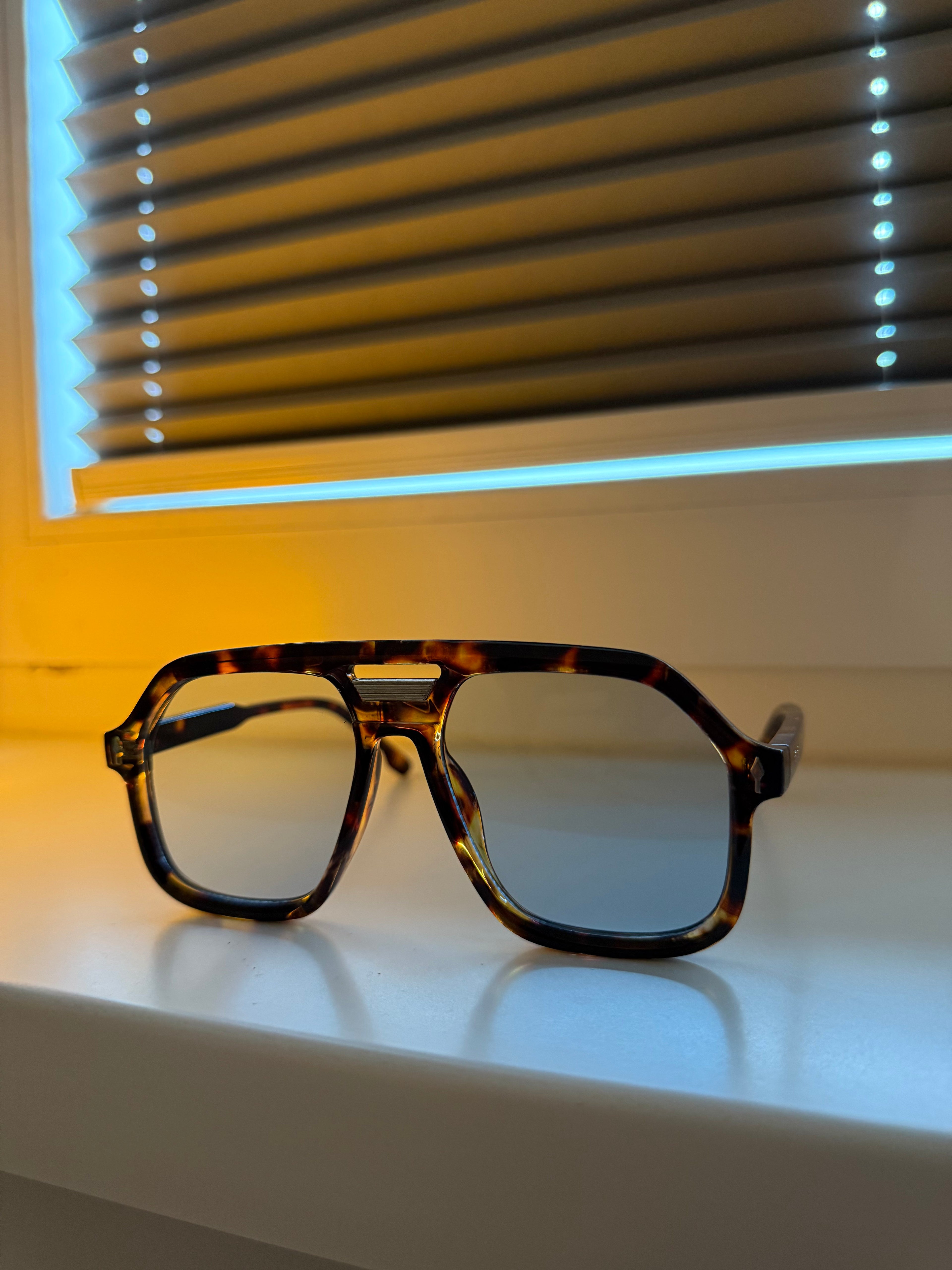 Azure Frame II – Sonnenbrille mit blauen Gläsern & geflecktem Design