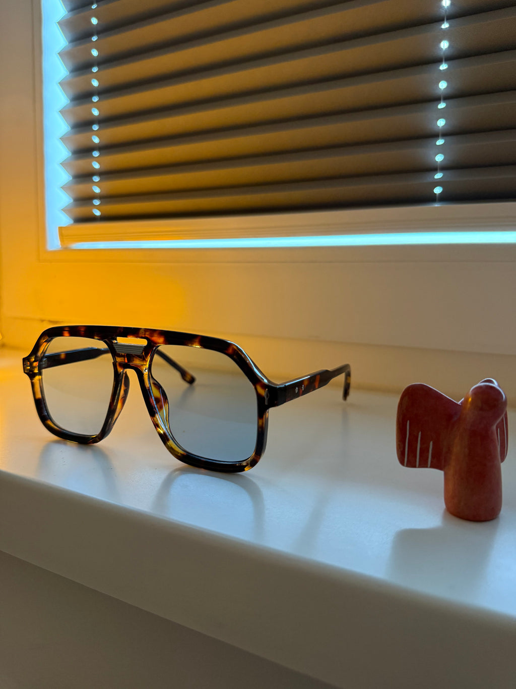 Azure Frame II – Sonnenbrille mit blauen Gläsern & geflecktem Design