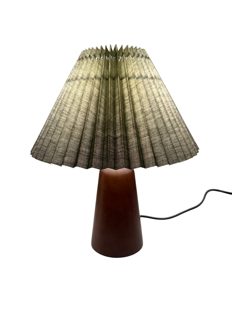 „Olivia Verde“ Tischlampe – Gefalteter Stoffschirm in Olivgrün | Design-Leuchte mit Holzoptik-Sockel