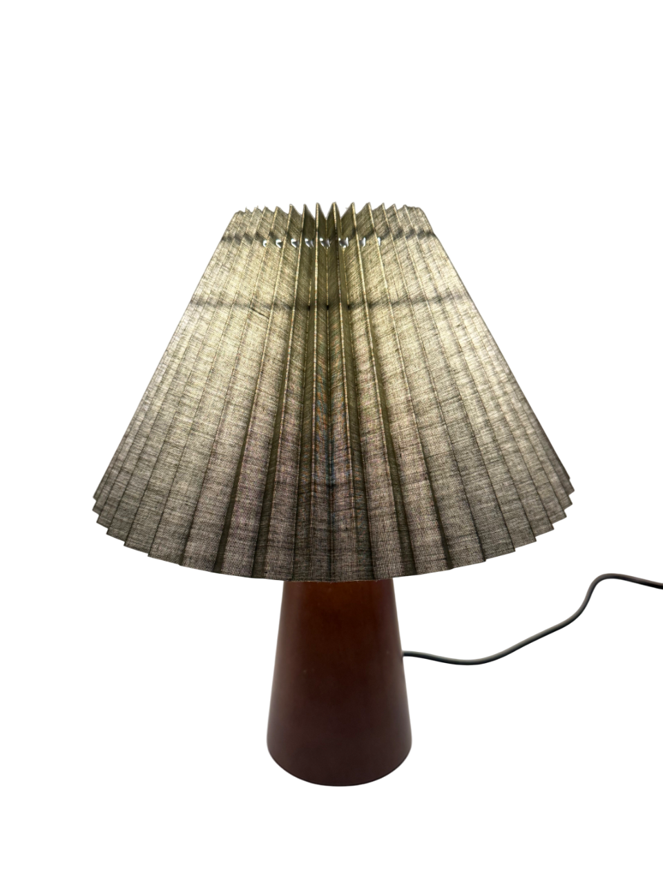 „Olivia Verde“ Tischlampe – Gefalteter Stoffschirm in Olivgrün | Design-Leuchte mit Holzoptik-Sockel