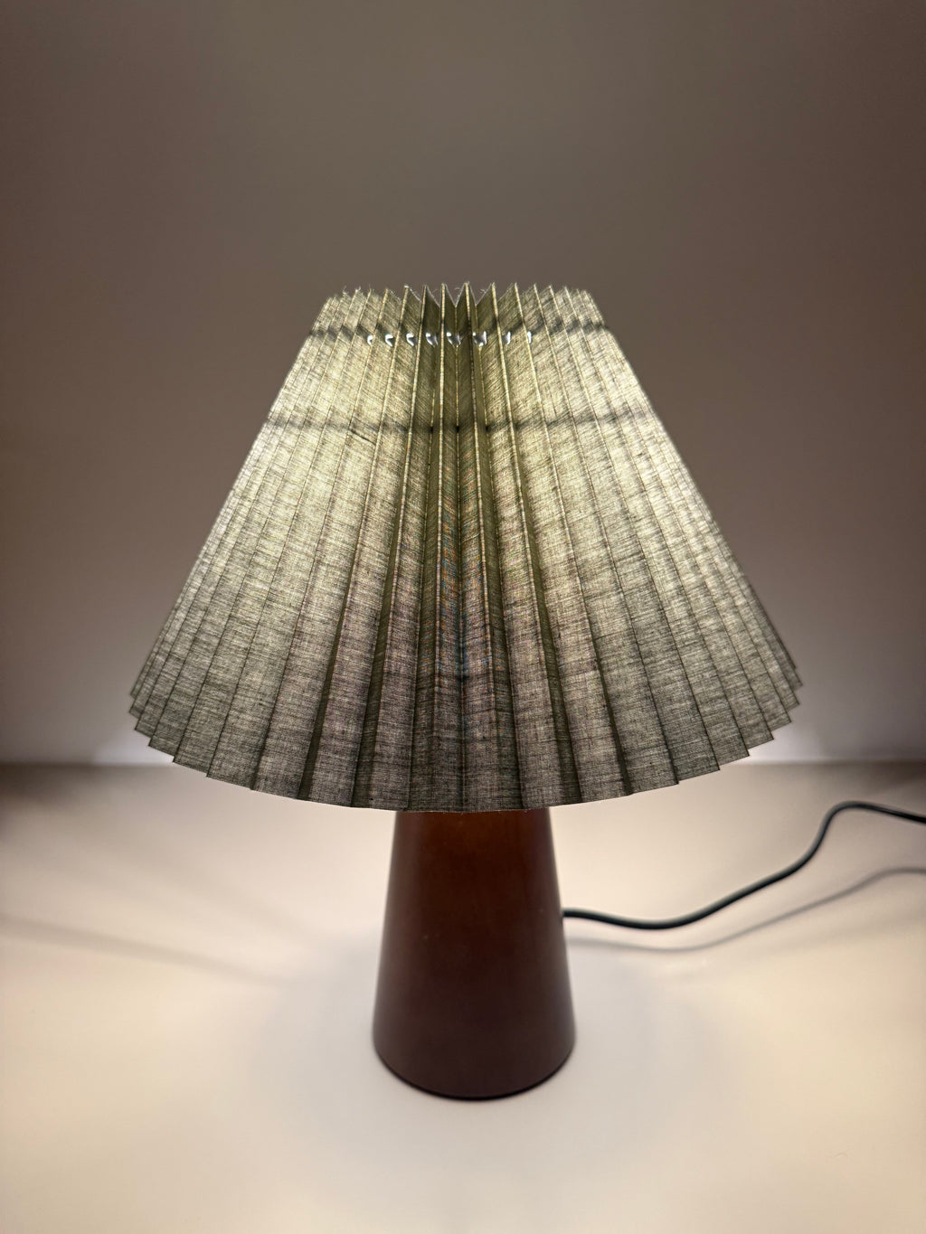 „Olivia Verde“ Tischlampe – Gefalteter Stoffschirm in Olivgrün | Design-Leuchte mit Holzoptik-Sockel