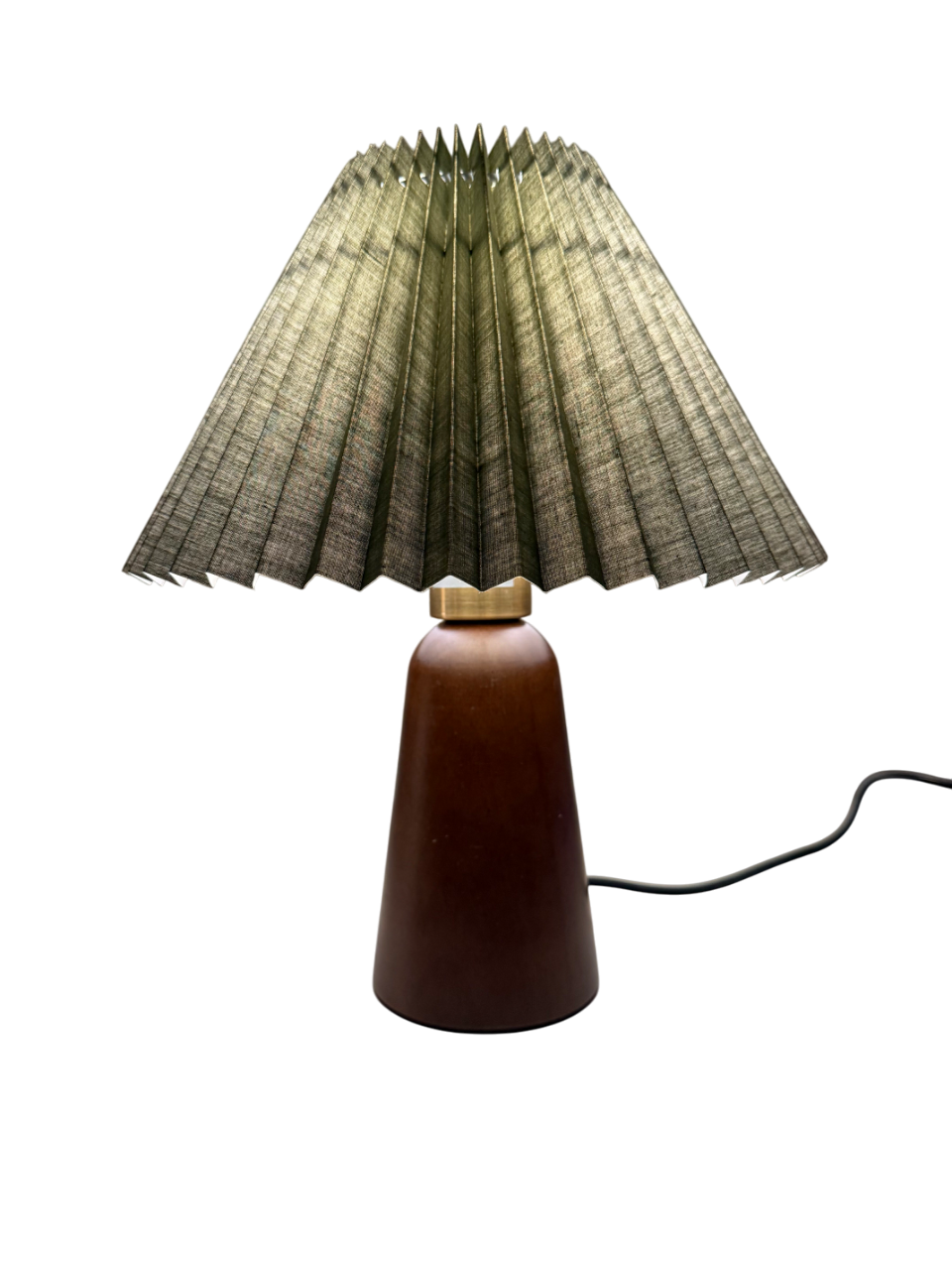 „Olivia Verde“ Tischlampe – Gefalteter Stoffschirm in Olivgrün | Design-Leuchte mit Holzoptik-Sockel