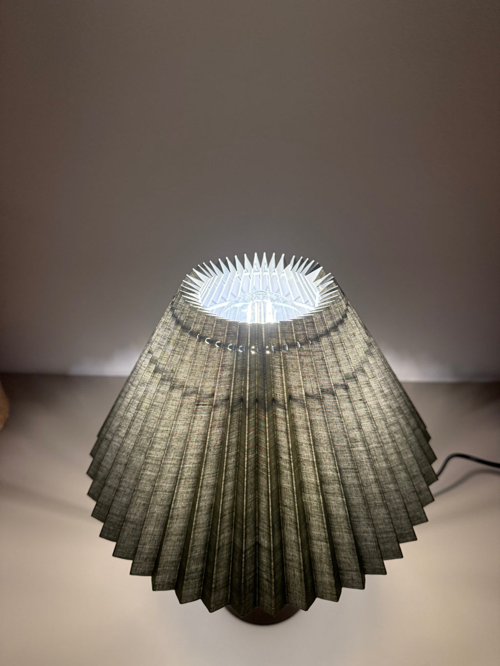 „Olivia Verde“ Tischlampe – Gefalteter Stoffschirm in Olivgrün | Design-Leuchte mit Holzoptik-Sockel