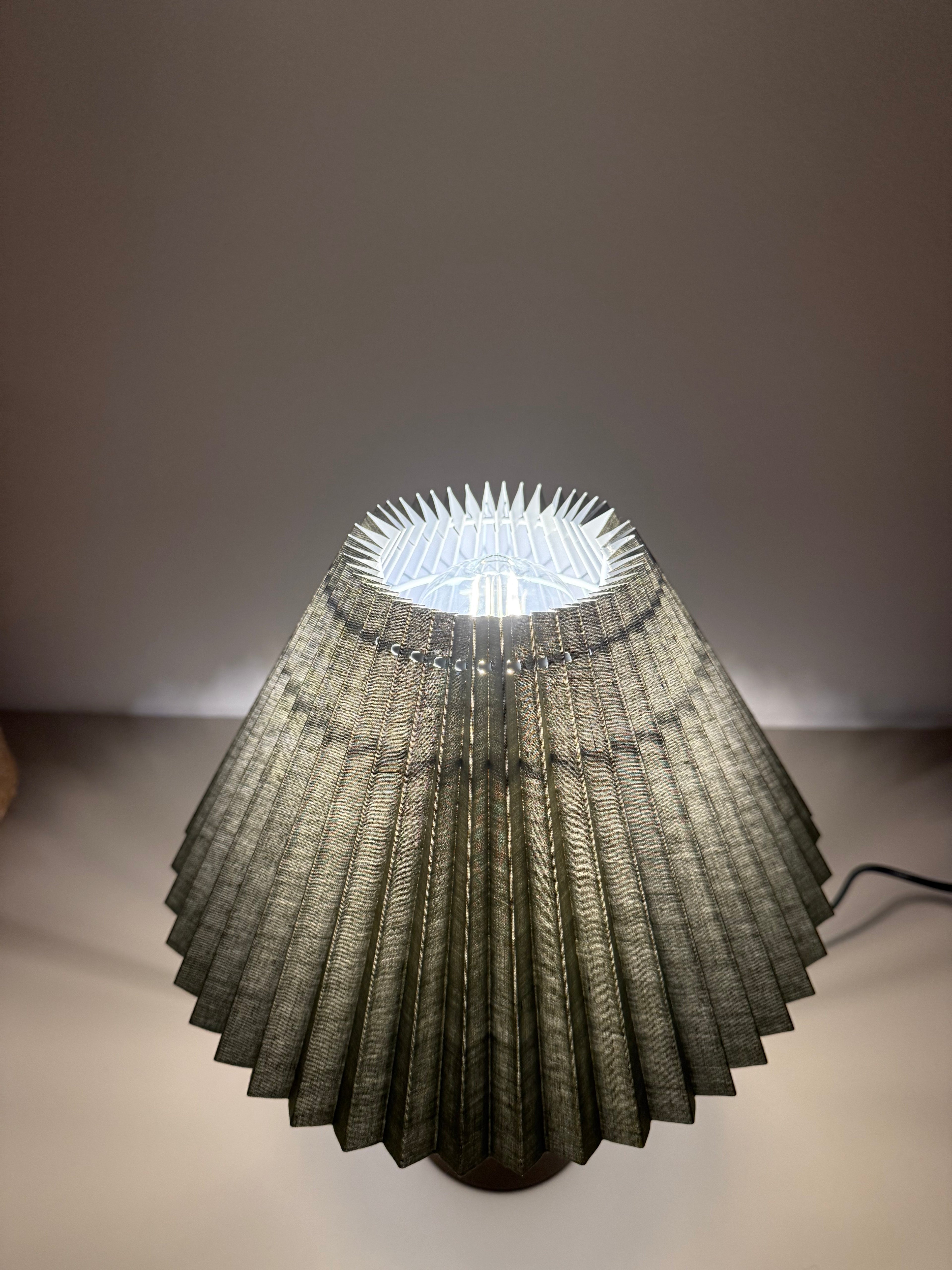 „Olivia Verde“ Tischlampe – Gefalteter Stoffschirm in Olivgrün | Design-Leuchte mit Holzoptik-Sockel