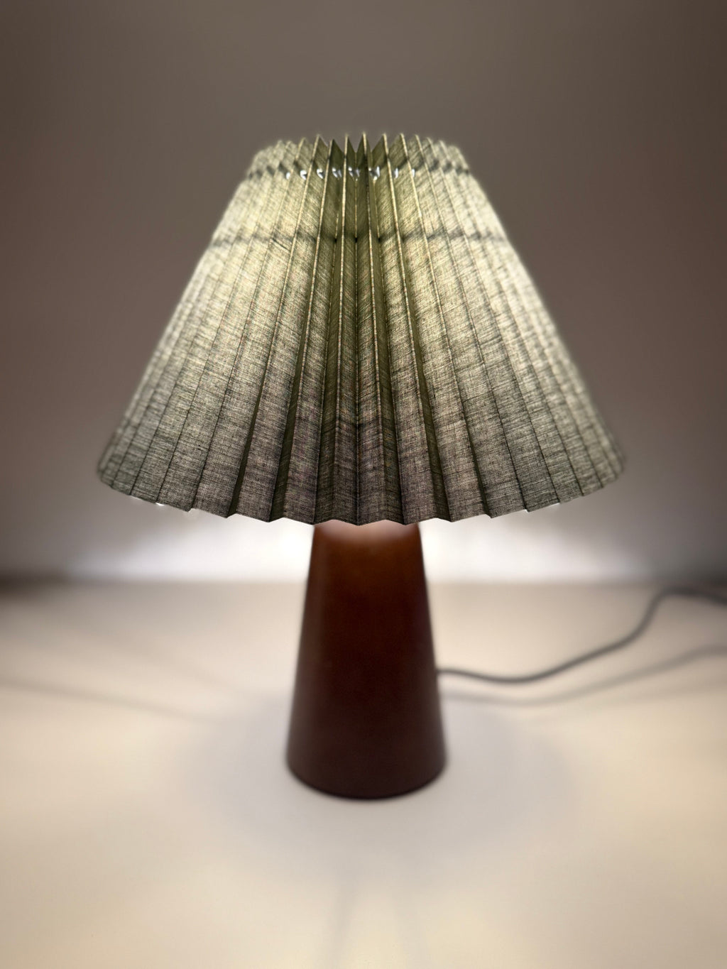 „Olivia Verde“ Tischlampe – Gefalteter Stoffschirm in Olivgrün | Design-Leuchte mit Holzoptik-Sockel