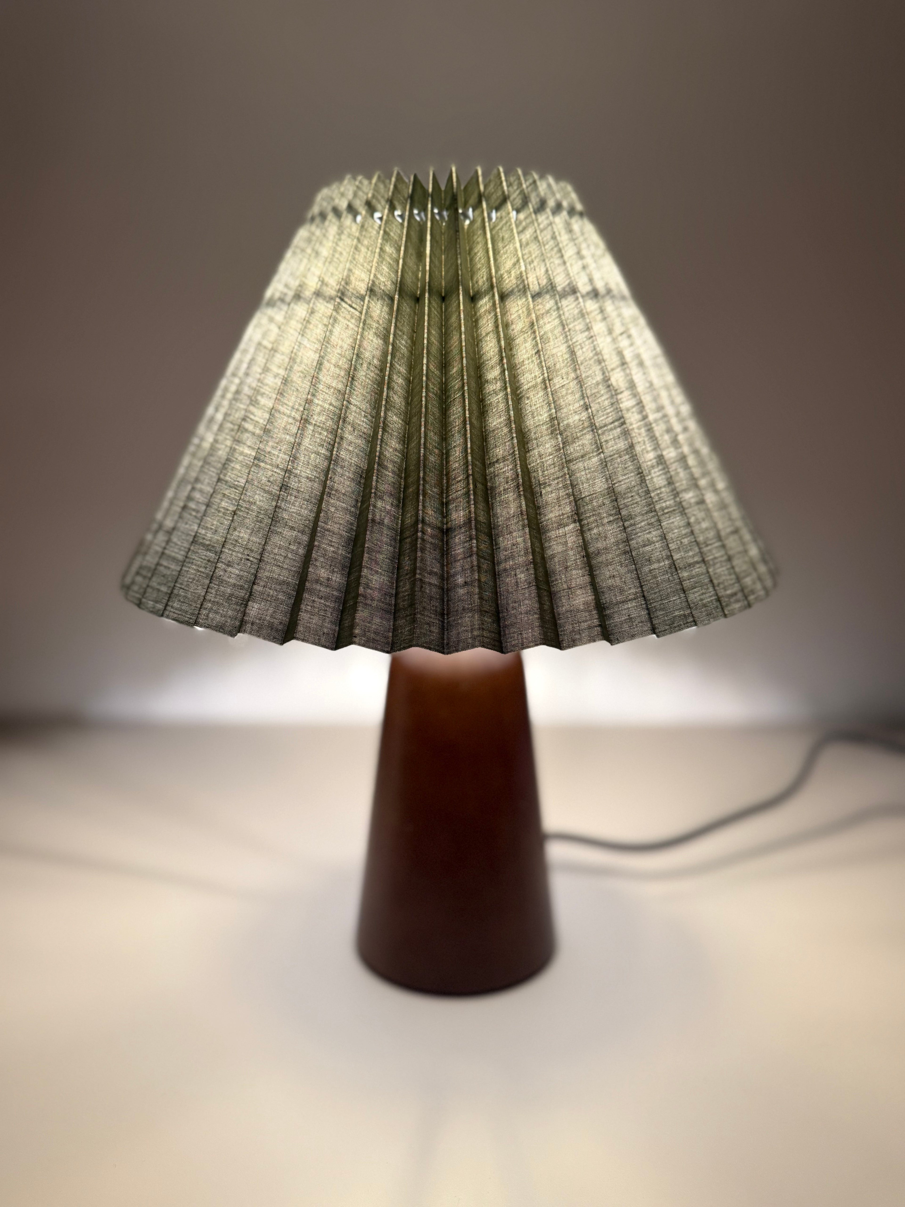 „Olivia Verde“ Tischlampe – Gefalteter Stoffschirm in Olivgrün | Design-Leuchte mit Holzoptik-Sockel