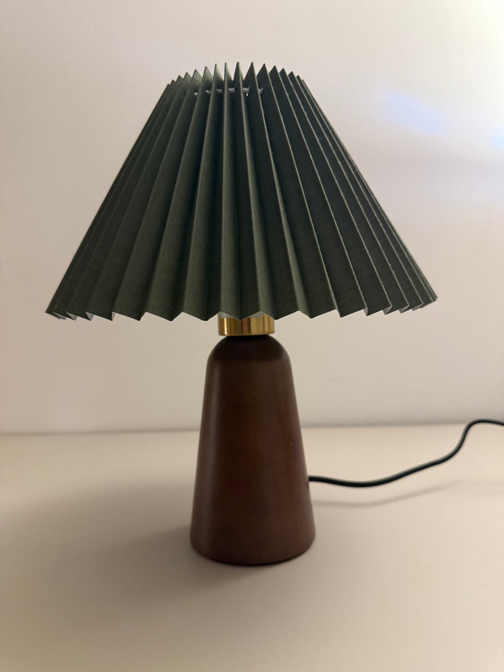 „Olivia Verde“ Tischlampe – Gefalteter Stoffschirm in Olivgrün | Design-Leuchte mit Holzoptik-Sockel