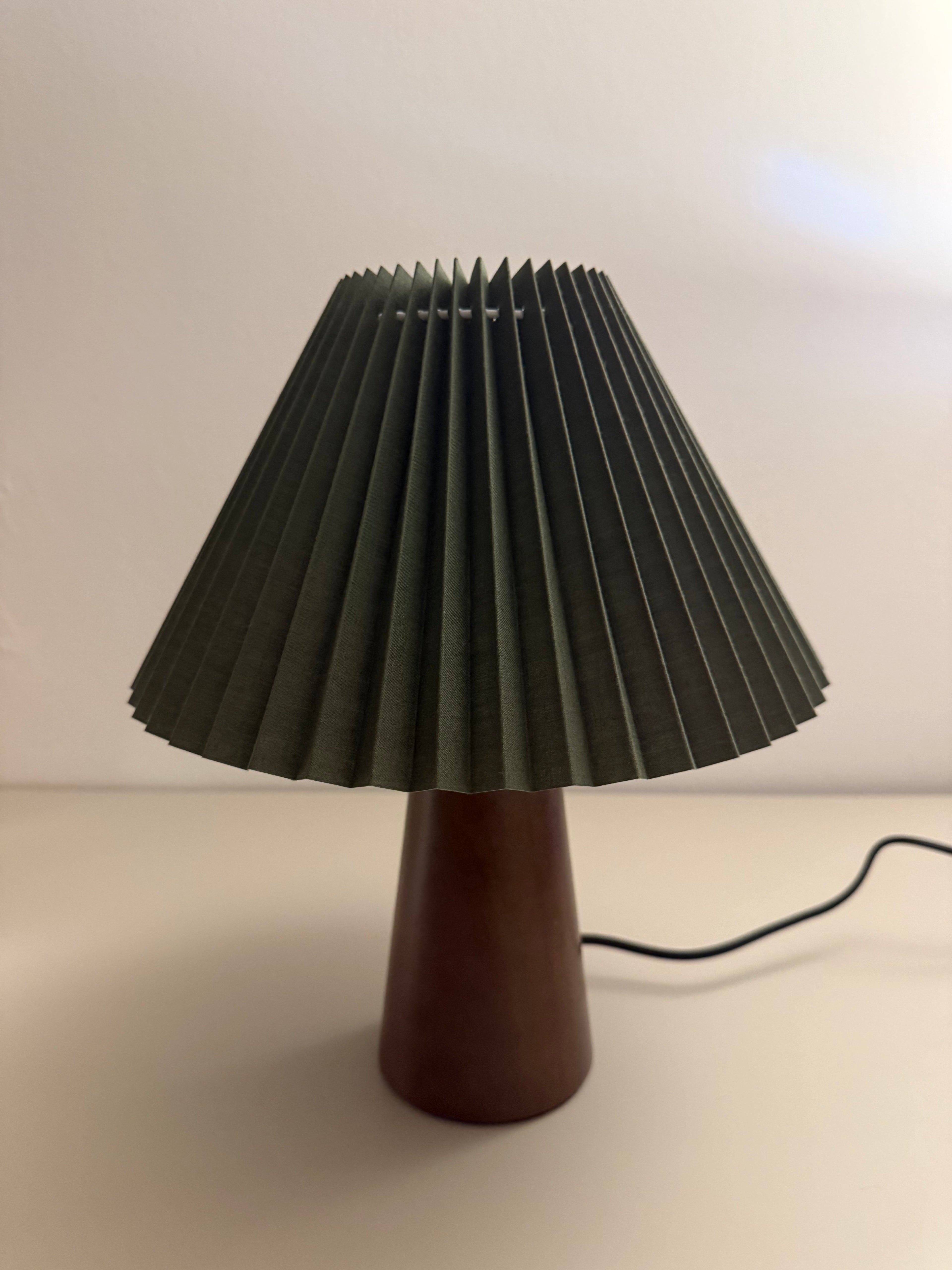 „Olivia Verde“ Tischlampe – Gefalteter Stoffschirm in Olivgrün | Design-Leuchte mit Holzoptik-Sockel