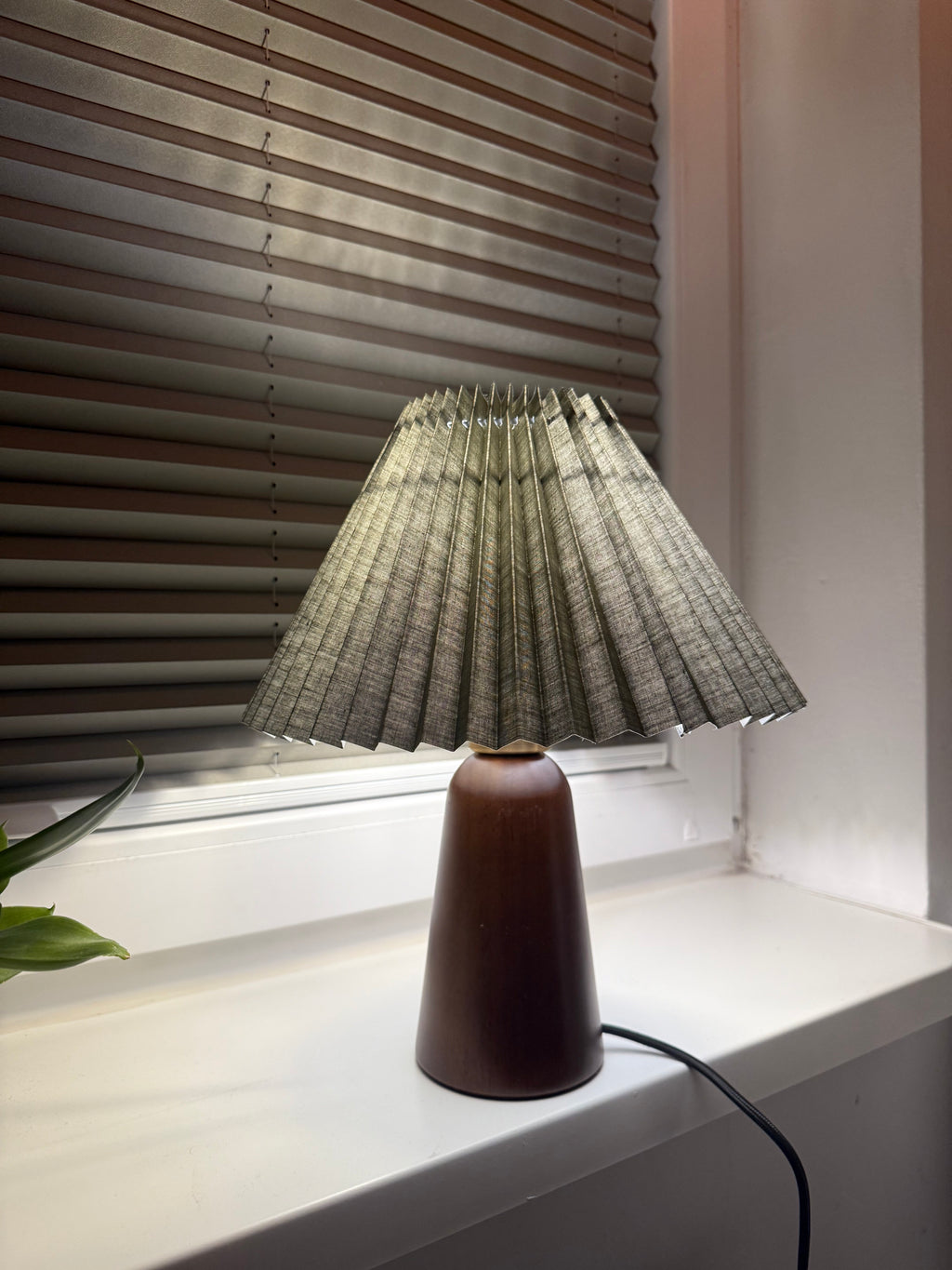 „Olivia Verde“ Tischlampe – Gefalteter Stoffschirm in Olivgrün | Design-Leuchte mit Holzoptik-Sockel