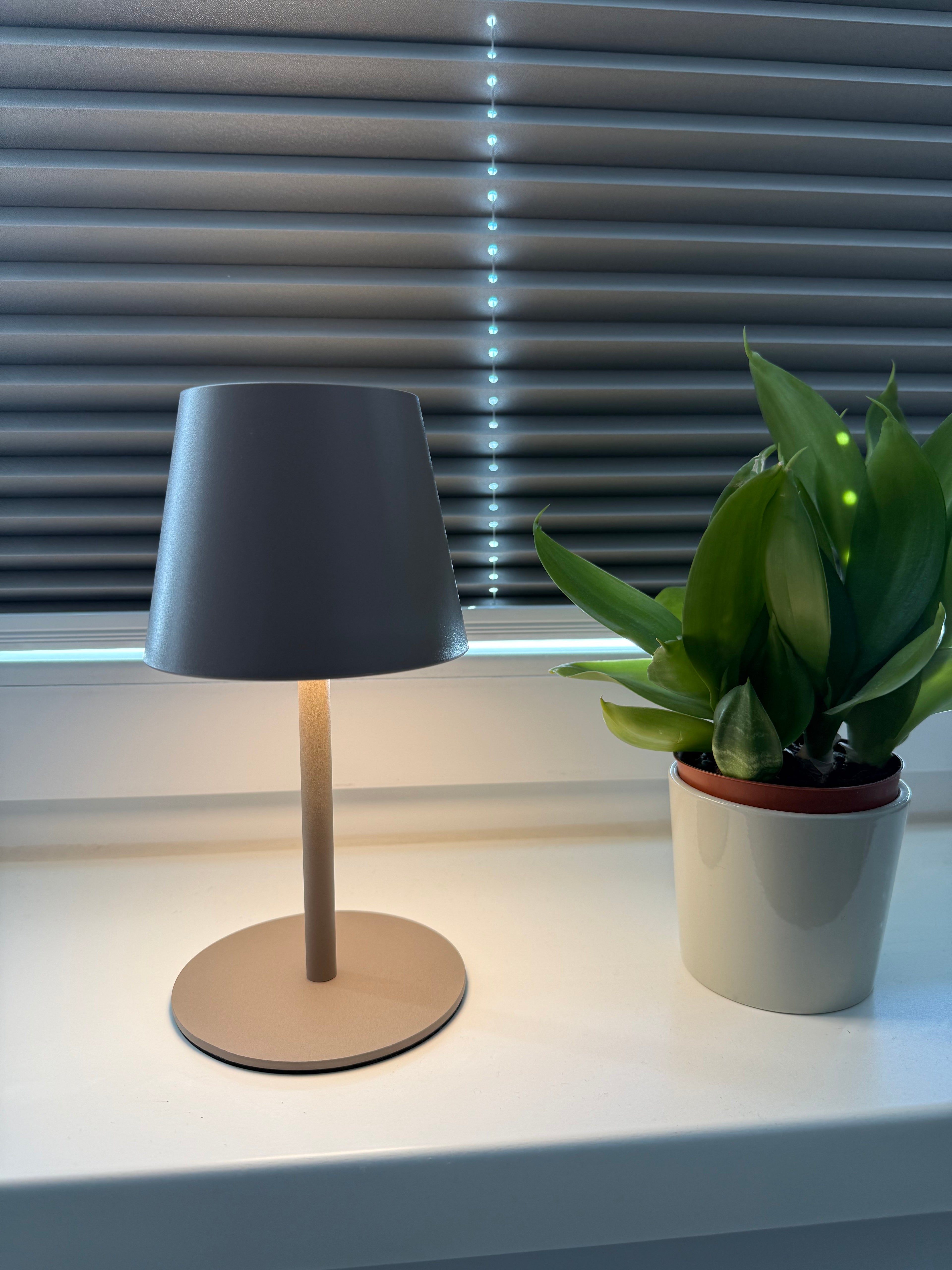 Lumo Sand – Moderne Akku-Tischlampe in Grau-Beige mit warmem Licht