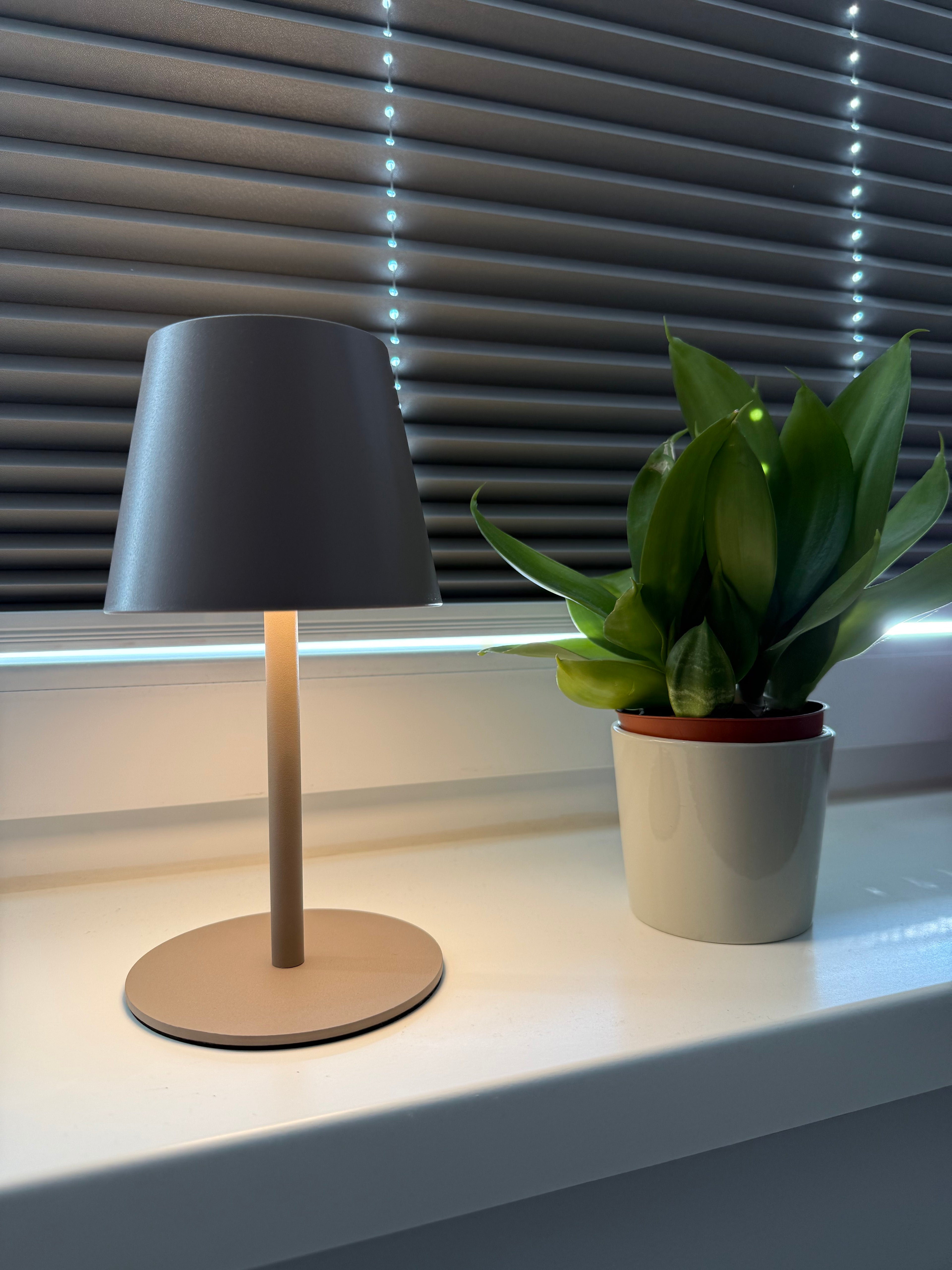 Lumo Sand – Moderne Akku-Tischlampe in Grau-Beige mit warmem Licht