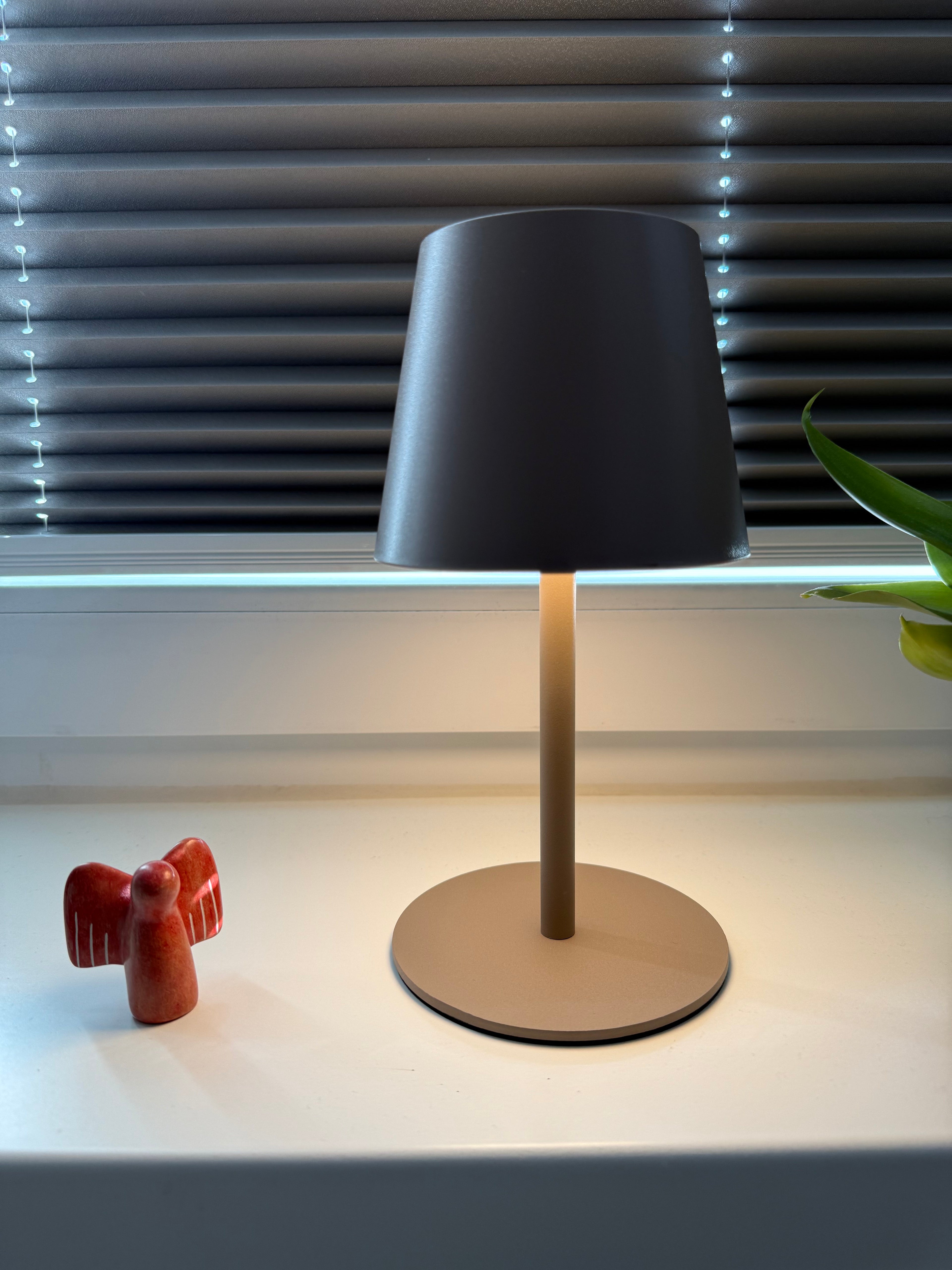Lumo Sand – Moderne Akku-Tischlampe in Grau-Beige mit warmem Licht
