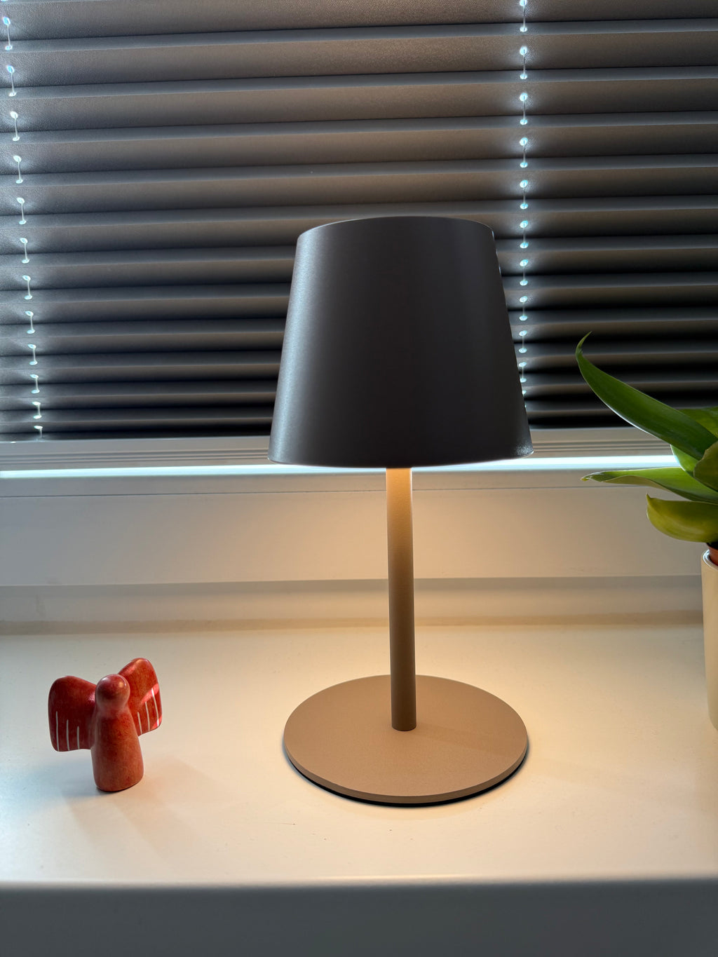 Lumo Sand – Moderne Akku-Tischlampe in Grau-Beige mit warmem Licht
