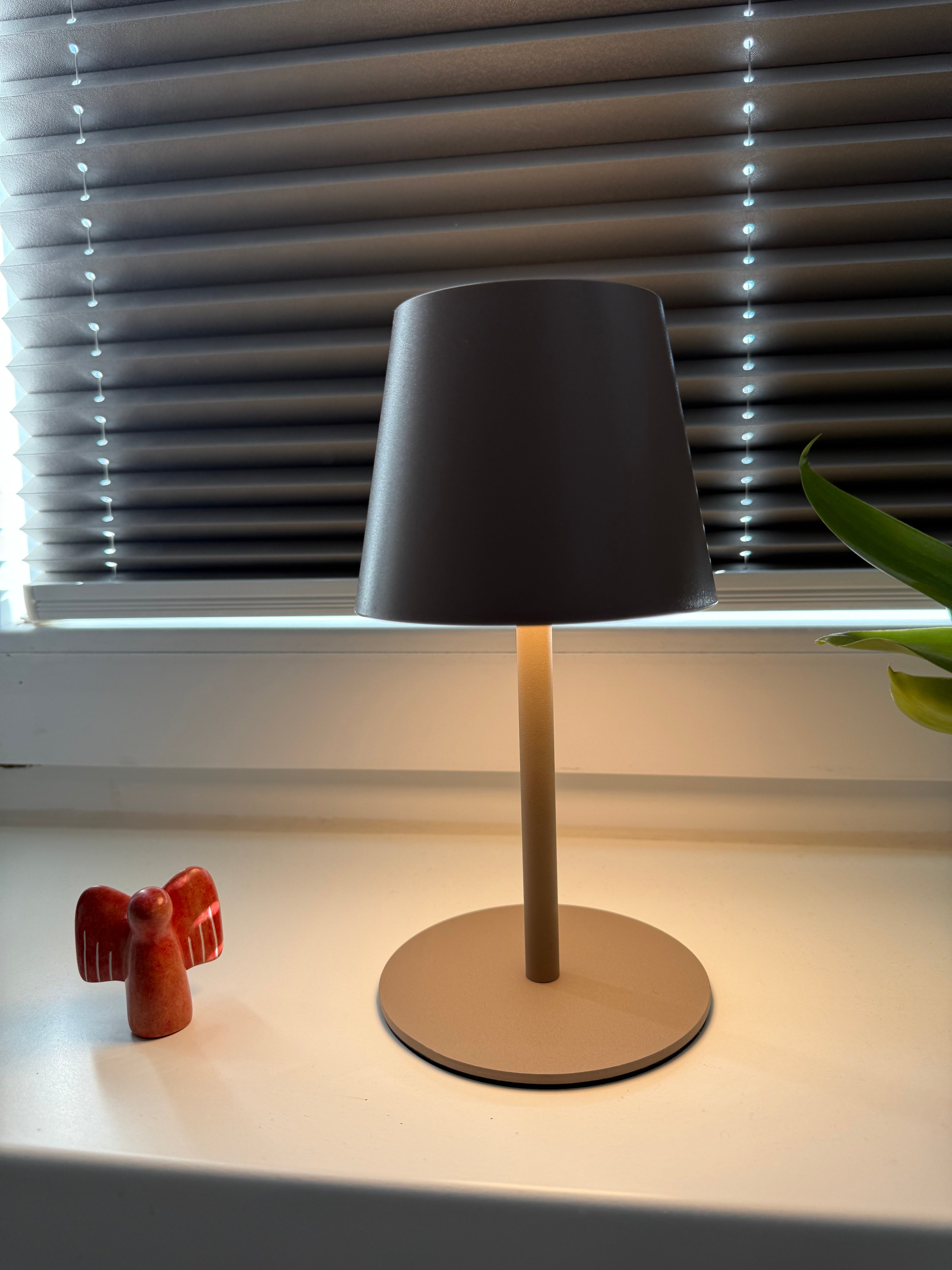 Lumo Sand – Moderne Akku-Tischlampe in Grau-Beige mit warmem Licht