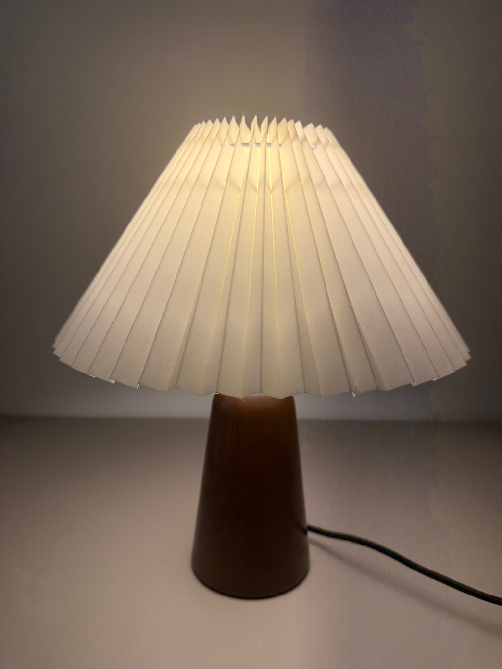 Tischlampe Nordic Glow - Holzfuß & heller Schirm