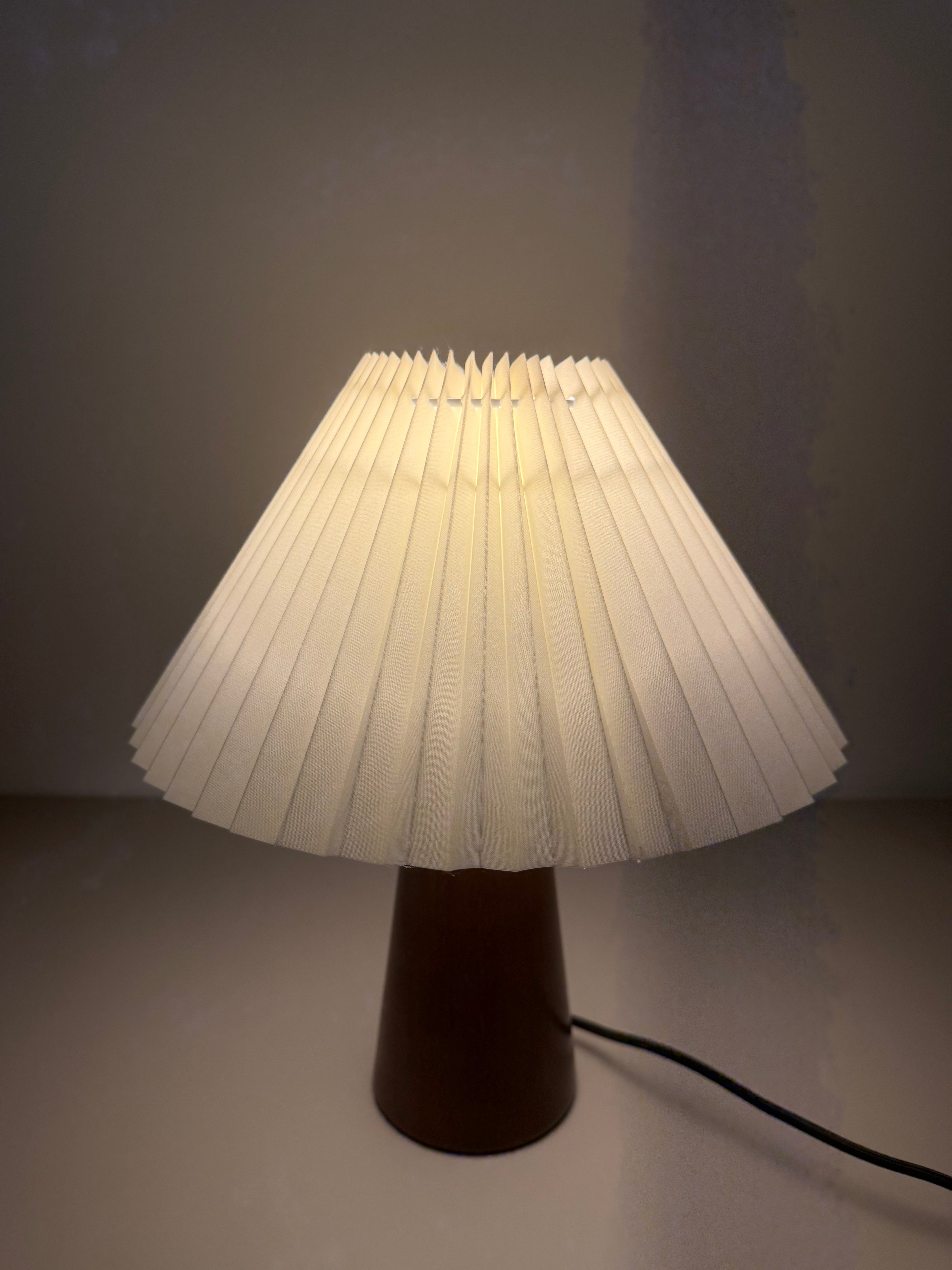 Tischlampe Nordic Glow - Holzfuß & heller Schirm