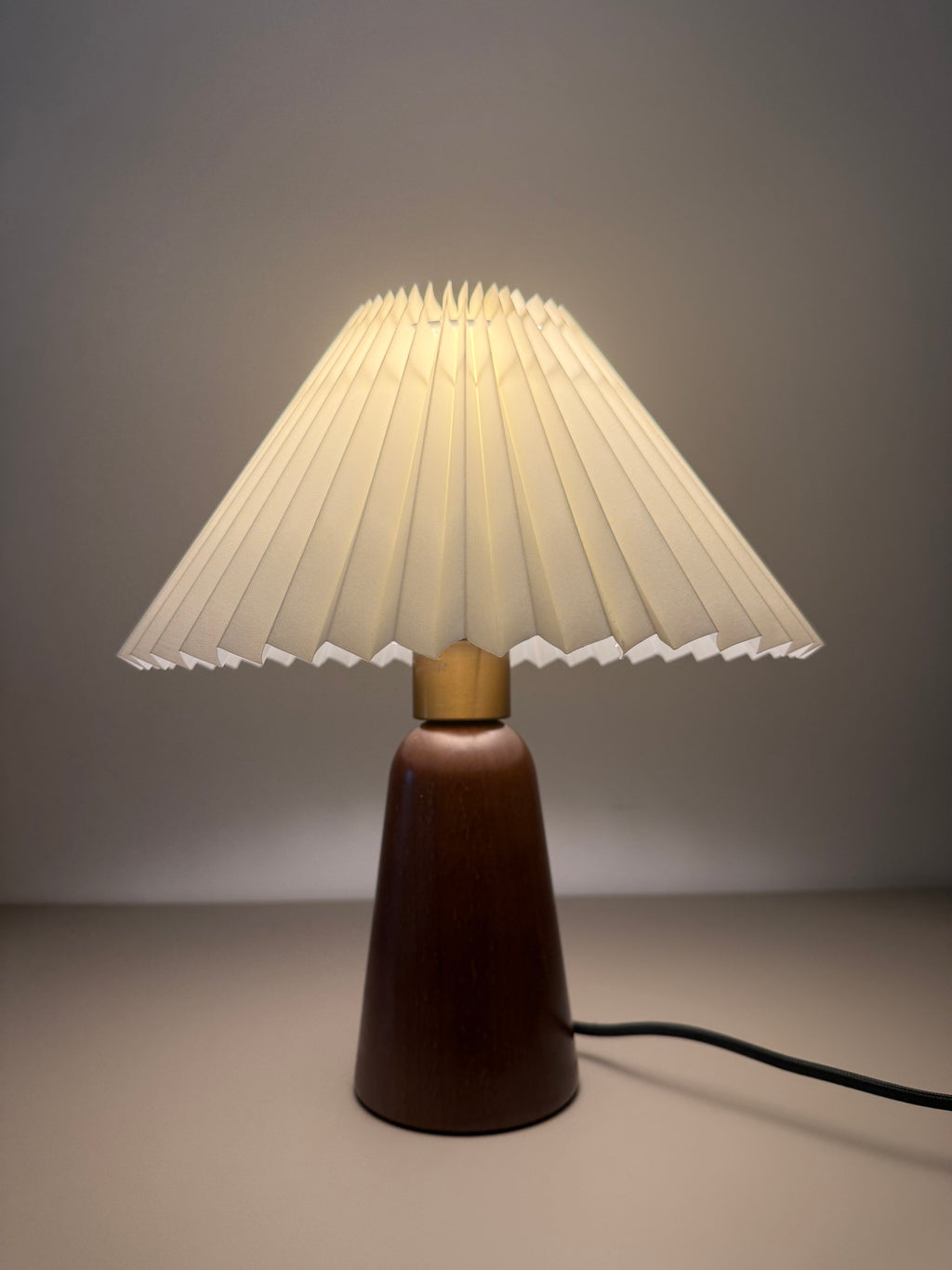 Tischlampe Nordic Glow - Holzfuß & heller Schirm